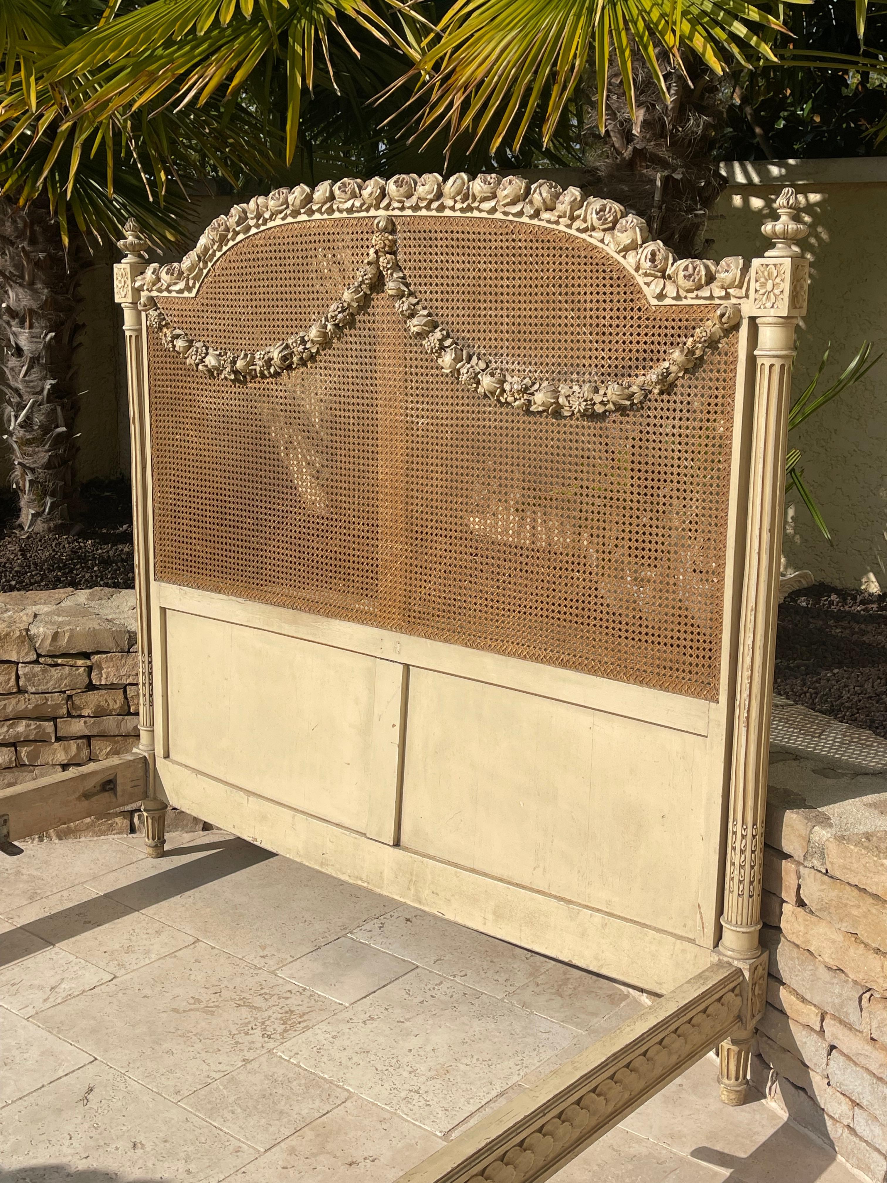 Lackiertes Bett im Louis XVI-Stil (Französisch) im Angebot