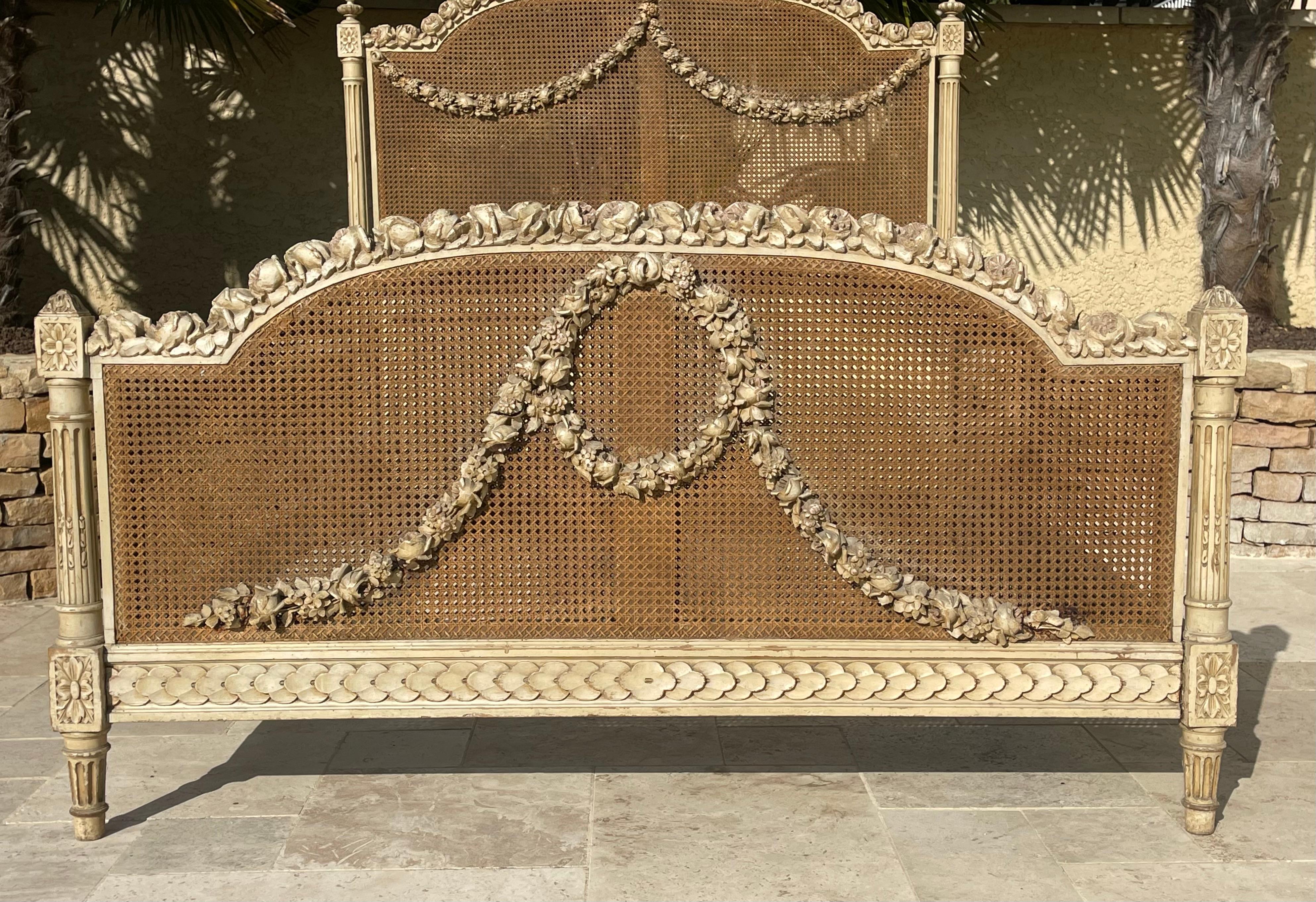 Lackiertes Bett im Louis XVI-Stil im Zustand „Gut“ im Angebot in Beaune, FR