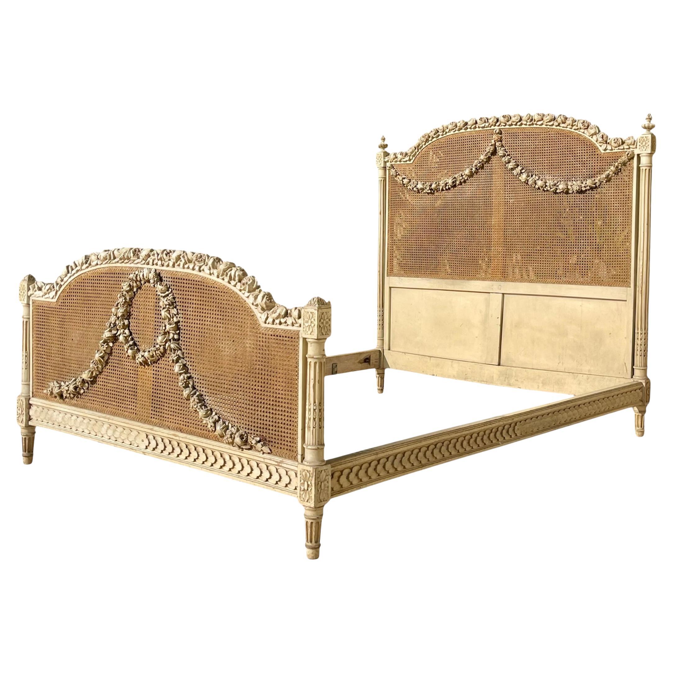 Lackiertes Bett im Louis XVI-Stil