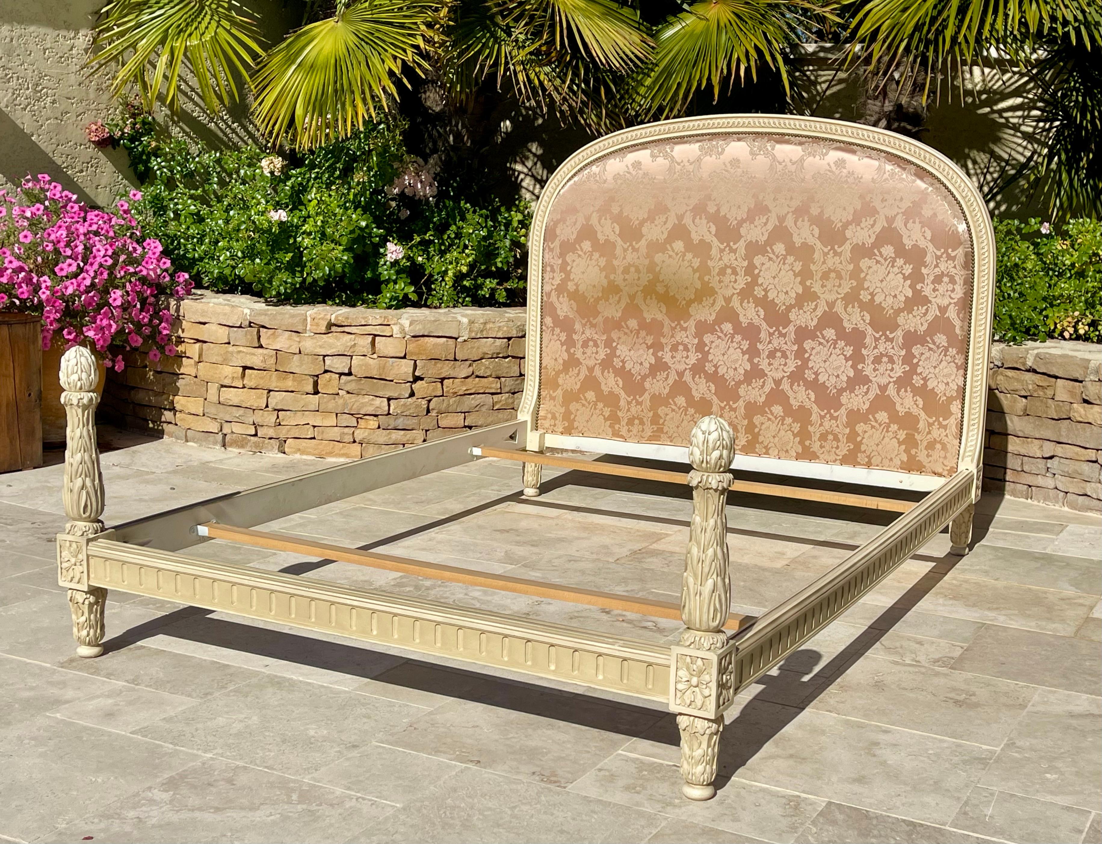 Lit de style Louis XVI laqué beige avec tête et pied de lit capitonnés en bois sculpté. Circa 1950
 
 Dimensions
 Hauteur de la tête de lit 1m25
 Hauteur du pied de lit 68cm
 Intérieur (couchage) : L 1m40 x L 2m
 Extérieur : L 1m51 x L 2m05