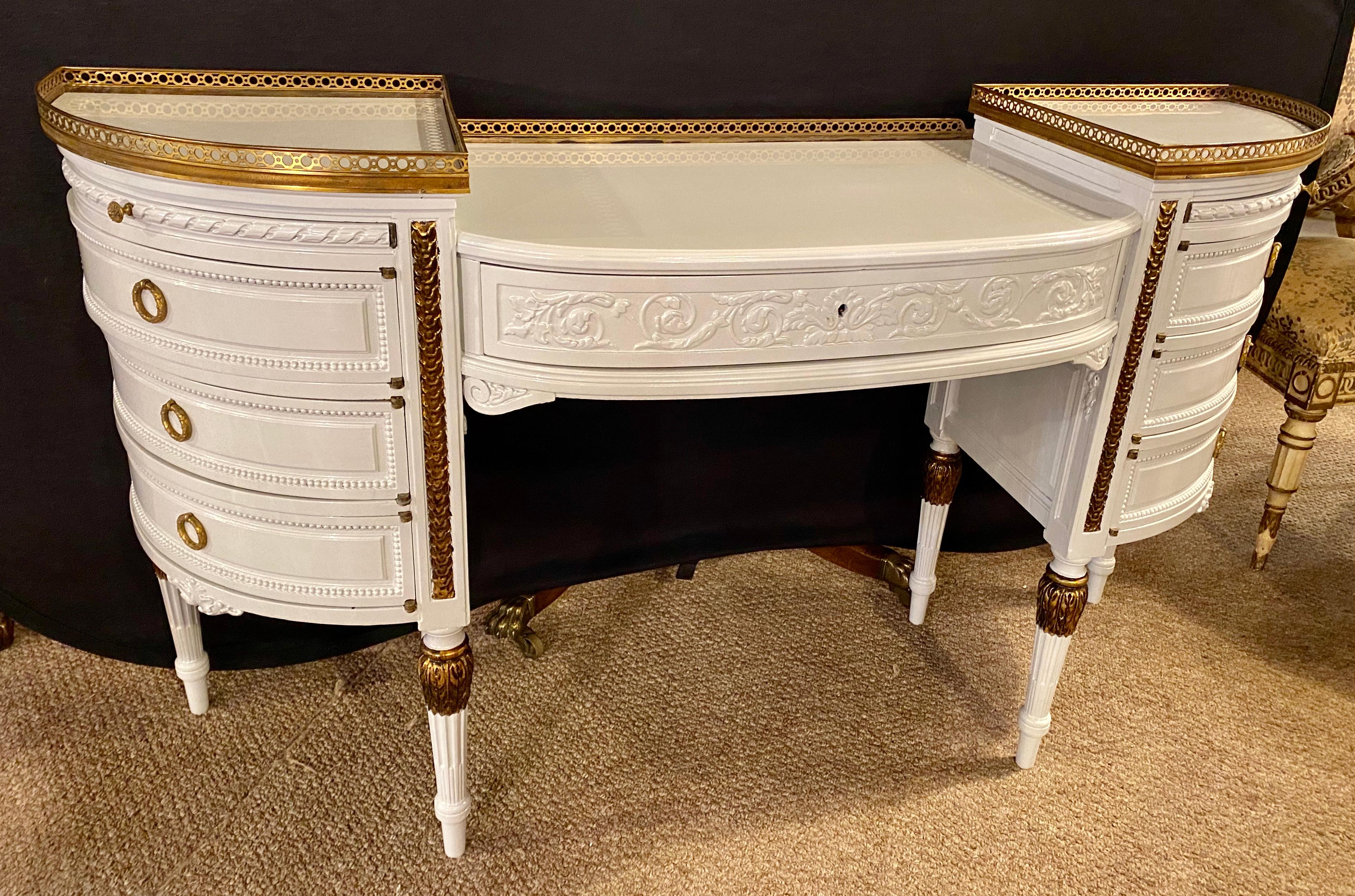 Louis XVI Style Ladies Vanity / Writing Desk in Dove Gray Lacquer In Good Condition In Stamford, CT