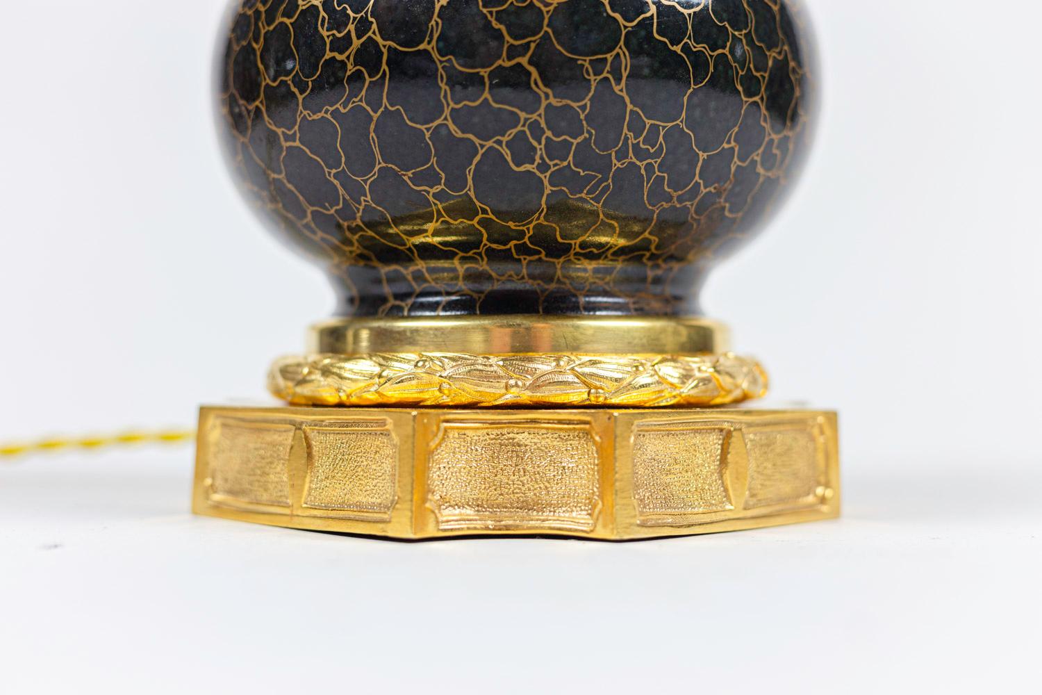 Lampe im Louis-XVI-Stil aus Porzellan und vergoldeter Bronze:: um 1880 (Vergoldet) im Angebot