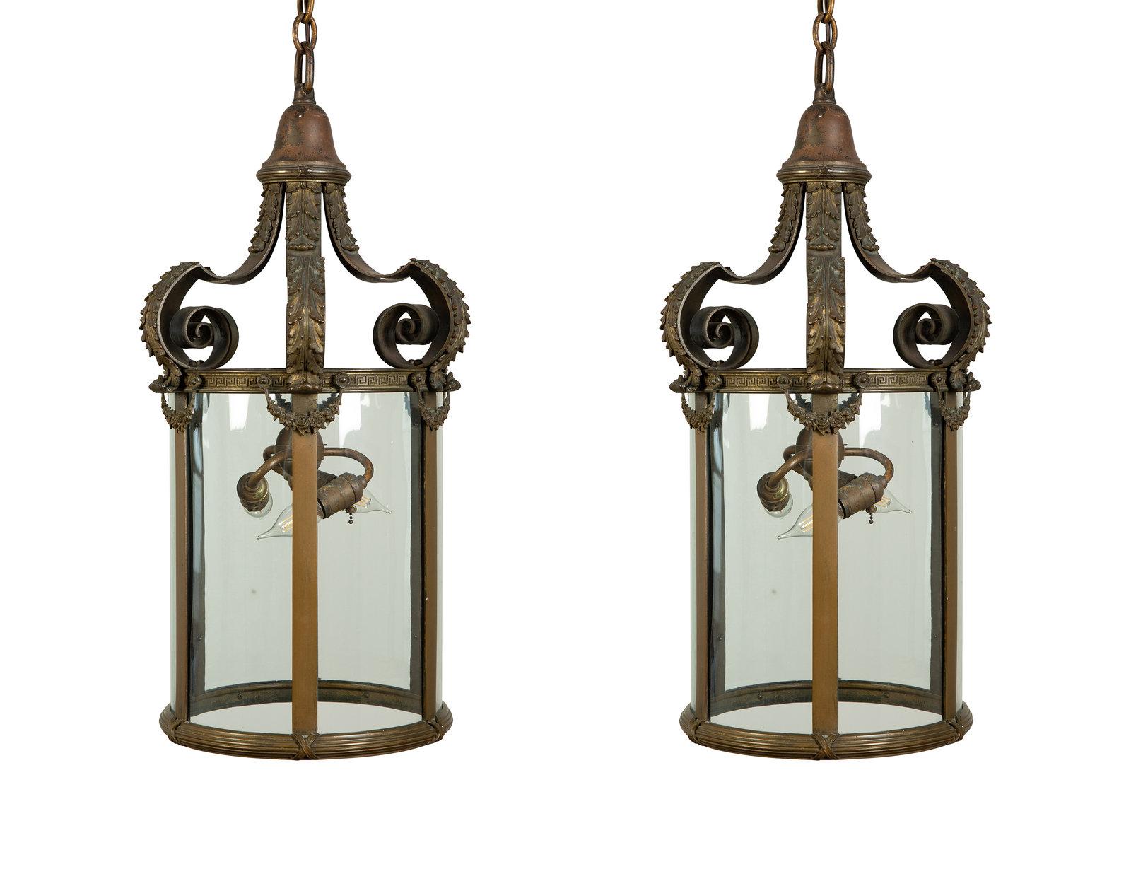 Une fine et élégante lanterne de style Louis XVI en bronze doré. Panneaux de verre incurvés. 
Paire disponible. France, vers 1920.
Dimensions : Hauteur 28