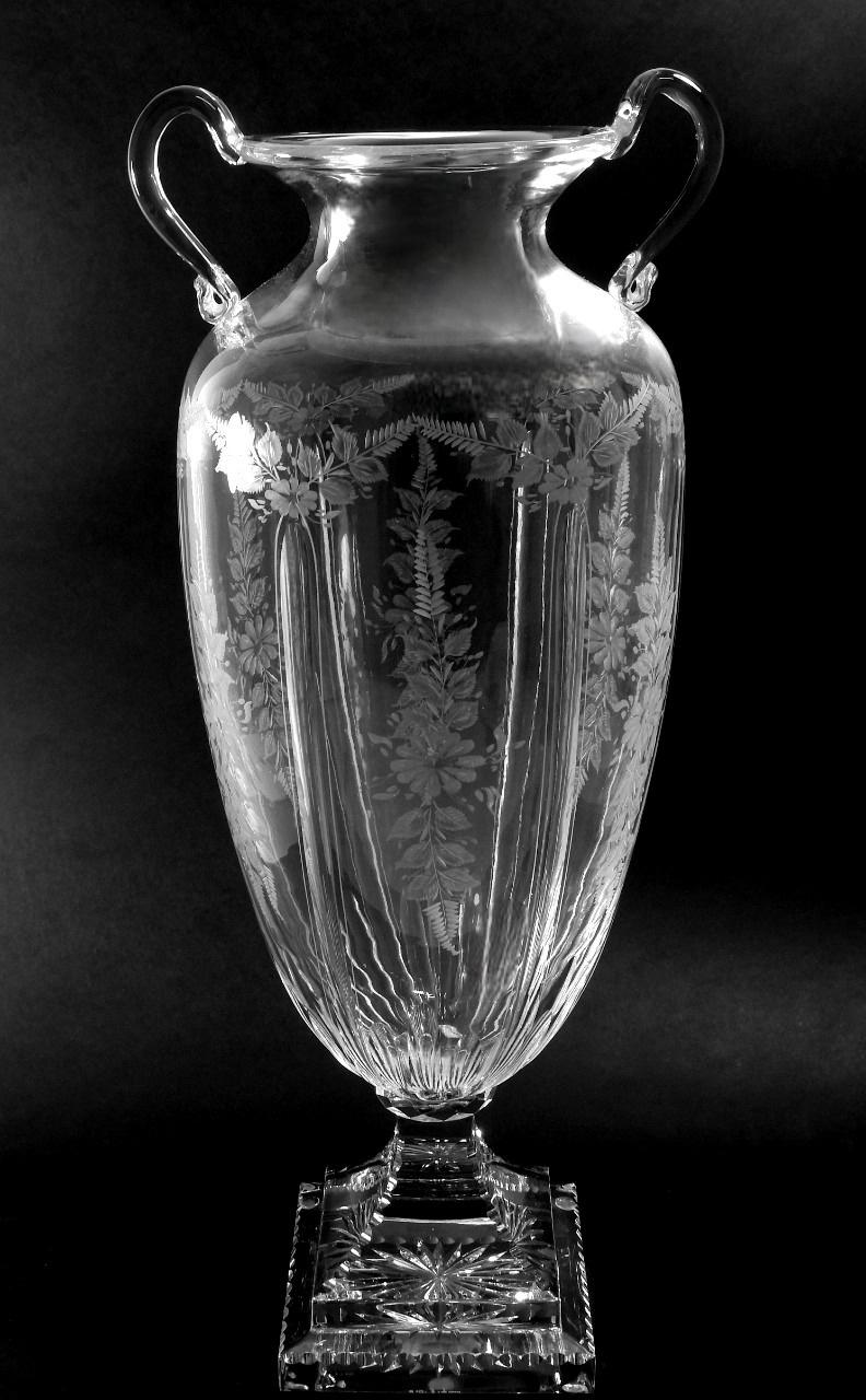 Louis XVI Style Large Italian Crystal Amphora With Engraved And Swan Handles In Excellent Condition For Sale In Prato, Tuscany