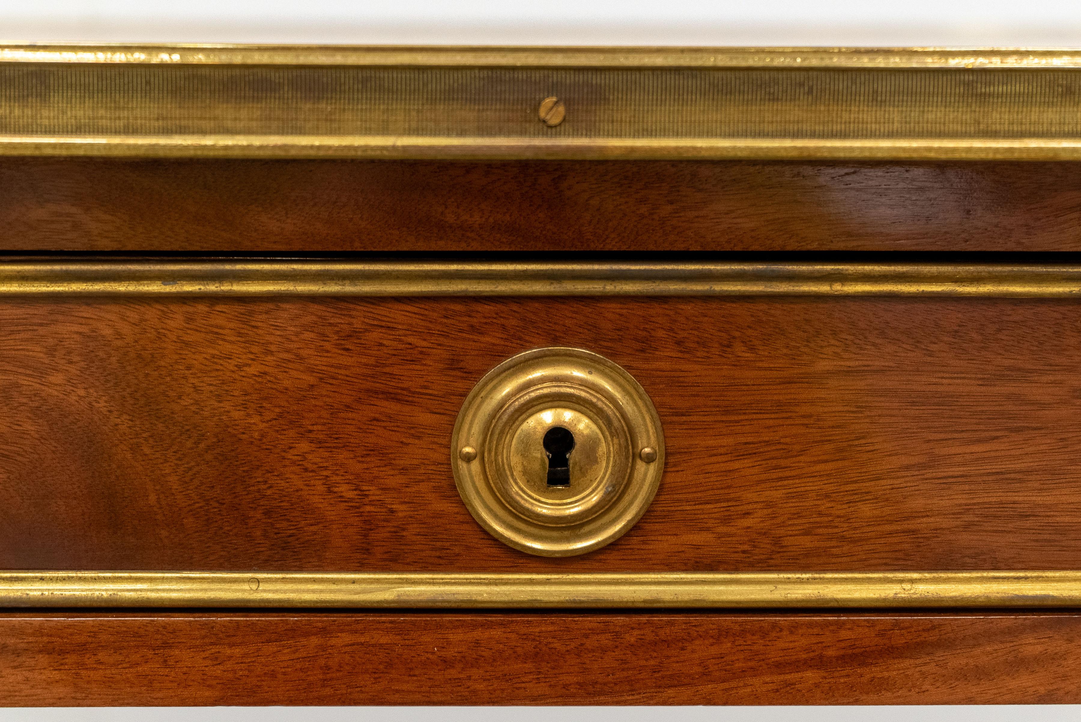 Goffrato Scrivania in stile Luigi XVI con piano in pelle e ormolatura in vendita