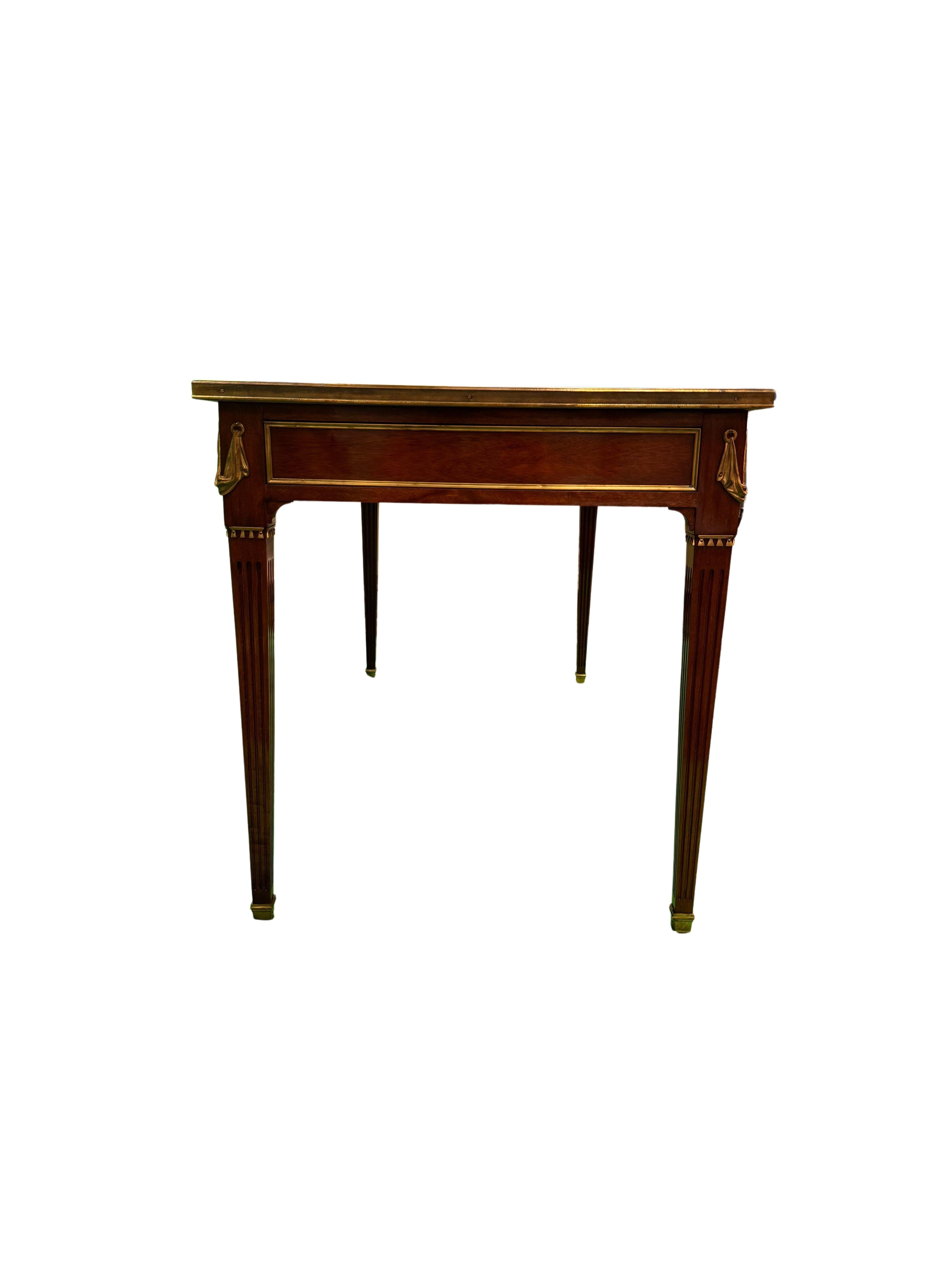 Scrivania in stile Luigi XVI con piano in pelle e ormolatura in vendita 3