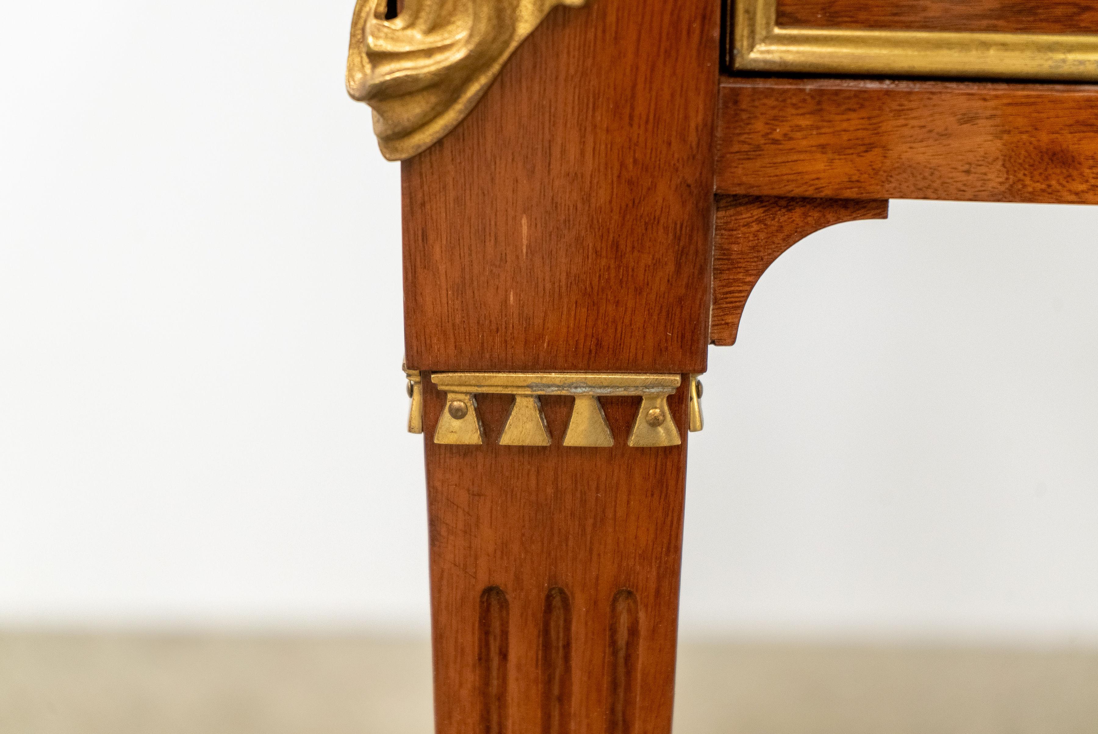 Scrivania Plat in stile Luigi XVI. Piano di scrittura originale in pelle marrone con finiture in bronzo e dettagli in rilievo in oro al centro e agli angoli della parte superiore. Tre cassetti con ferramenta ad anello Ormolu e finiture in bronzo.