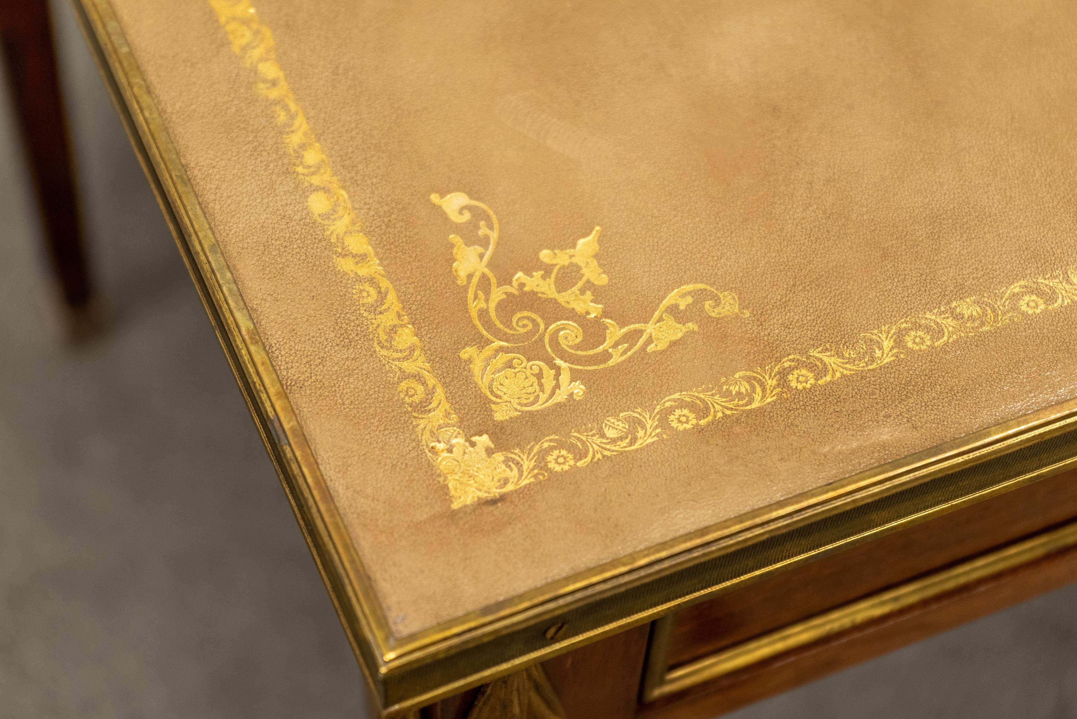 Francese Scrivania in stile Luigi XVI con piano in pelle e ormolatura in vendita