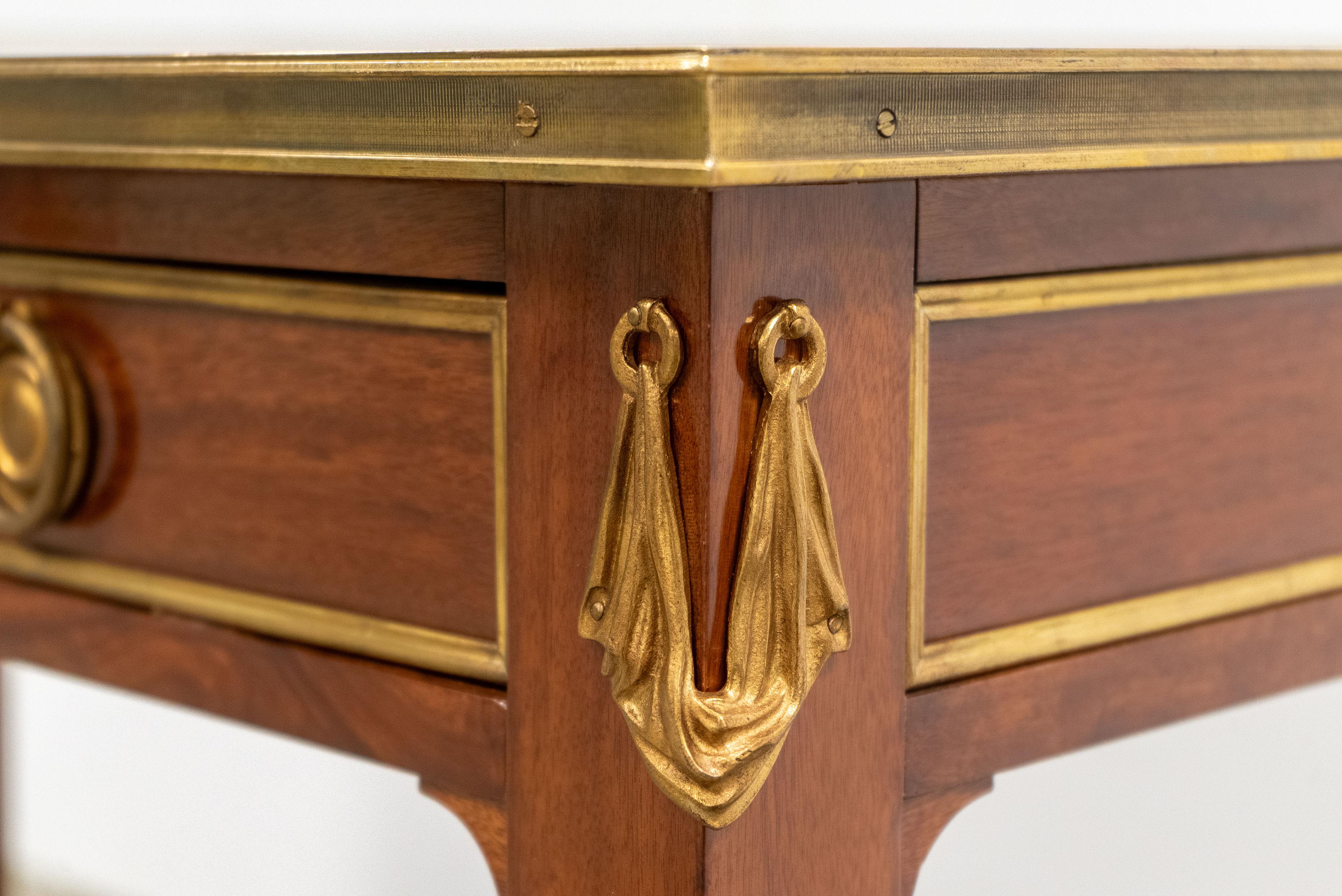 Scrivania in stile Luigi XVI con piano in pelle e ormolatura In condizioni discrete in vendita a Chicago, US
