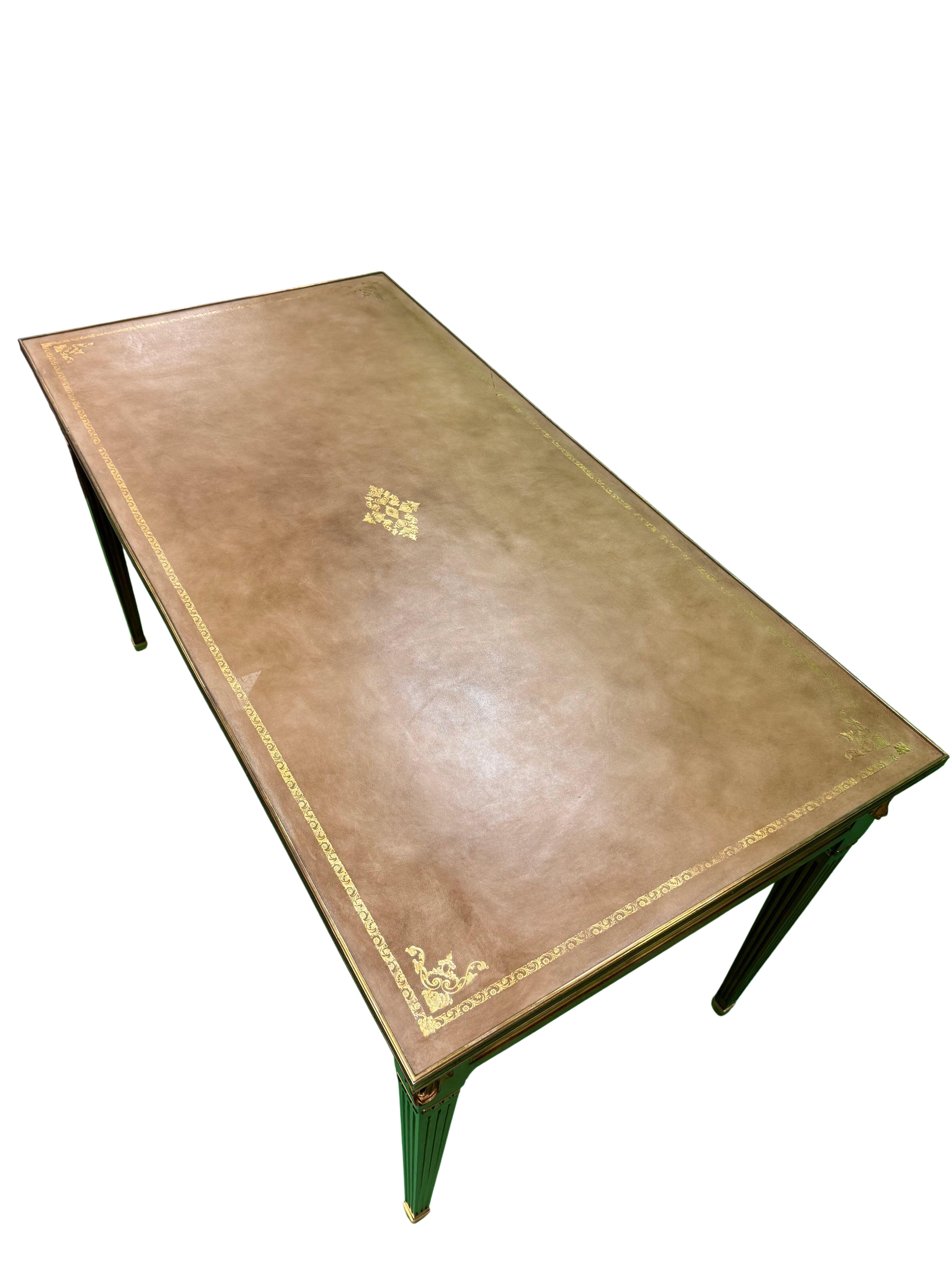 Pelle Scrivania in stile Luigi XVI con piano in pelle e ormolatura in vendita