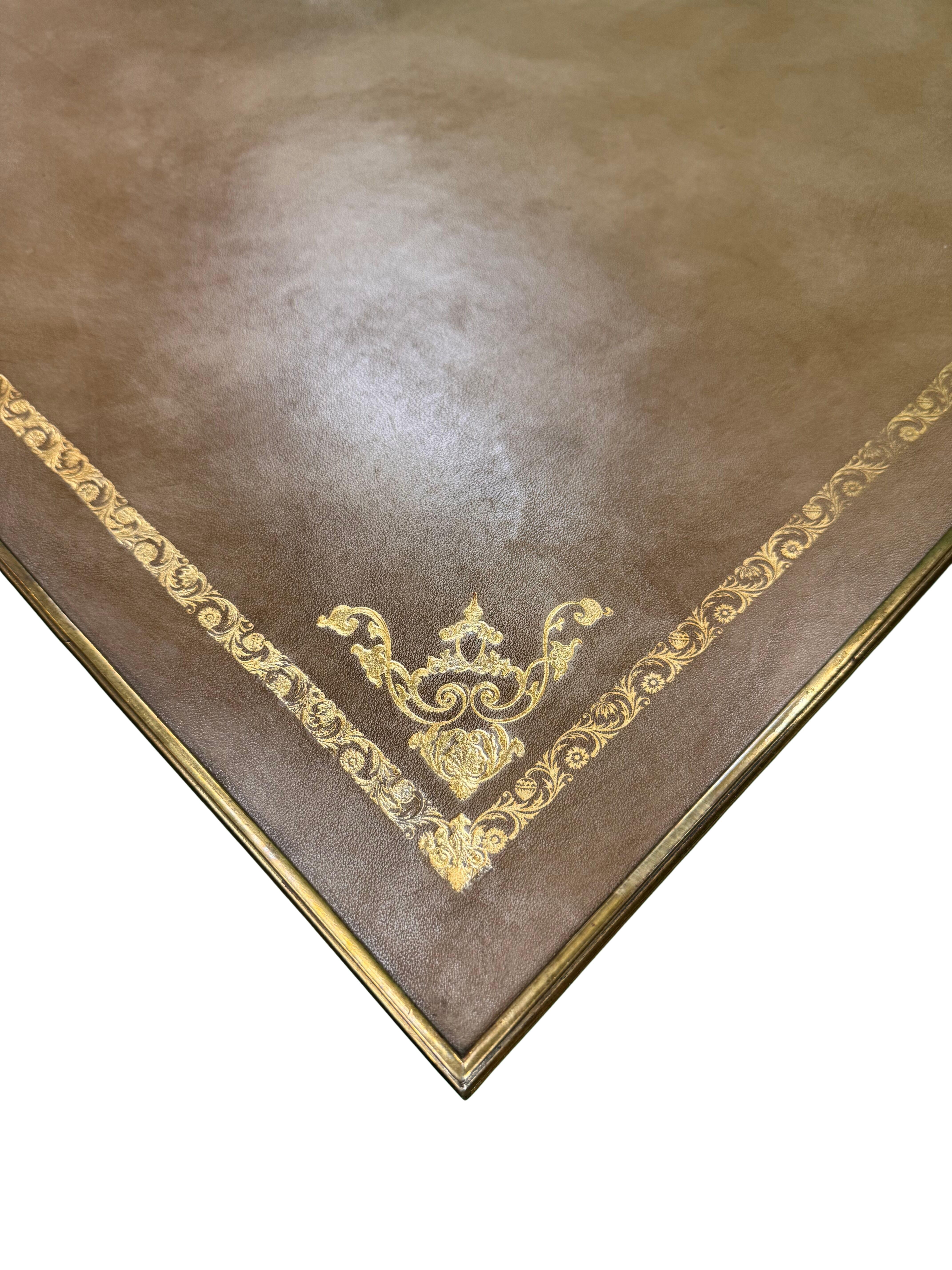 Scrivania in stile Luigi XVI con piano in pelle e ormolatura in vendita 1