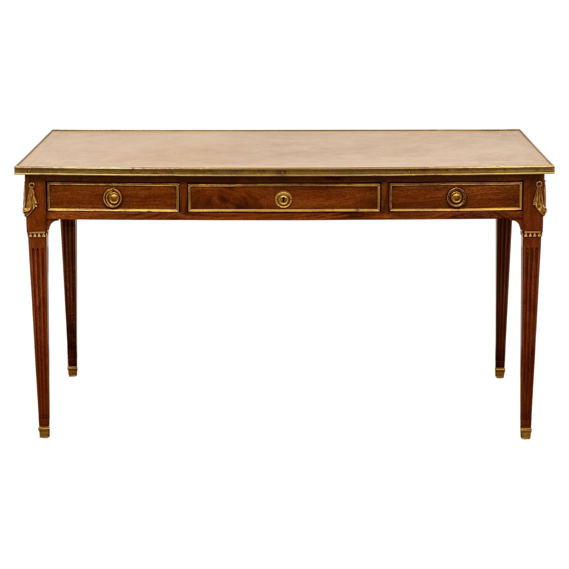 Bureau Plat en bronze doré avec dessus en cuir de style Louis XVI