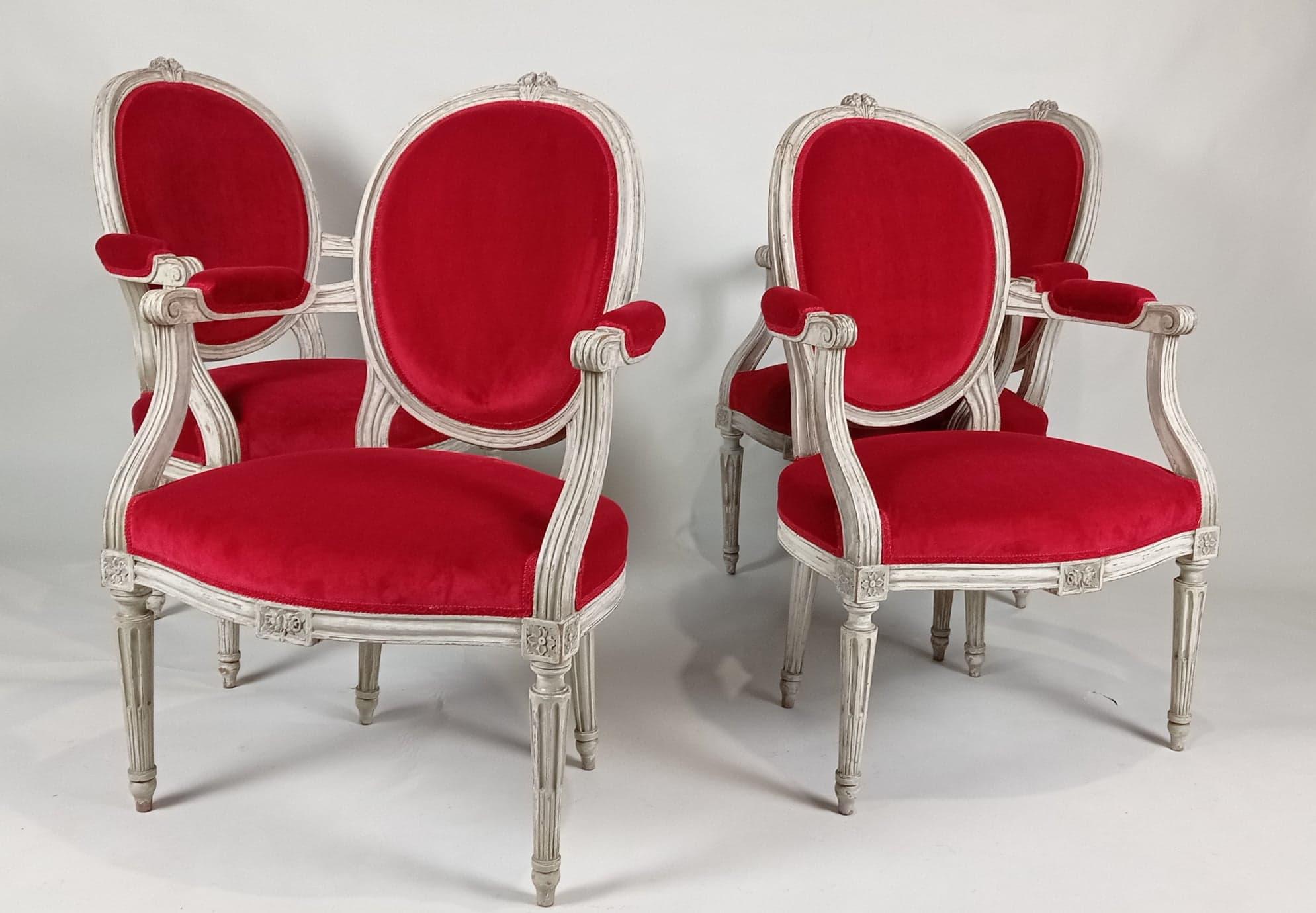 Beautiful Louis XVI style living room in beige lacquered wood upholstered with red velvet and composed of a basket sofa and 4 armchairs with medallions.

French work from the end of the 19th Century.

Perfect condition, seats, backrests and