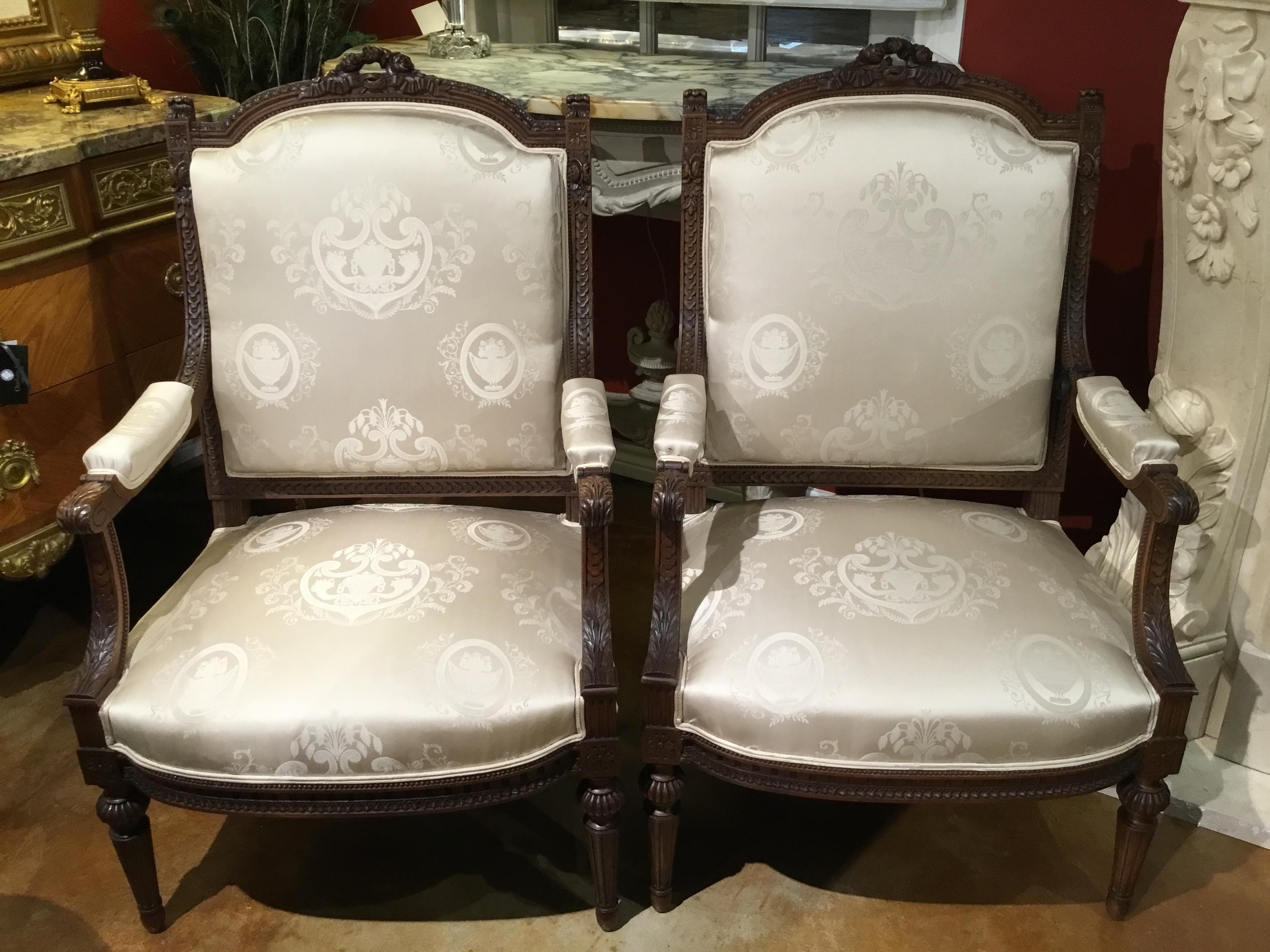 Sculpté à la main Suite de salon de style Louis XVI 19ème siècle Canapé Paire de chaises:: et 2 chevets en vente