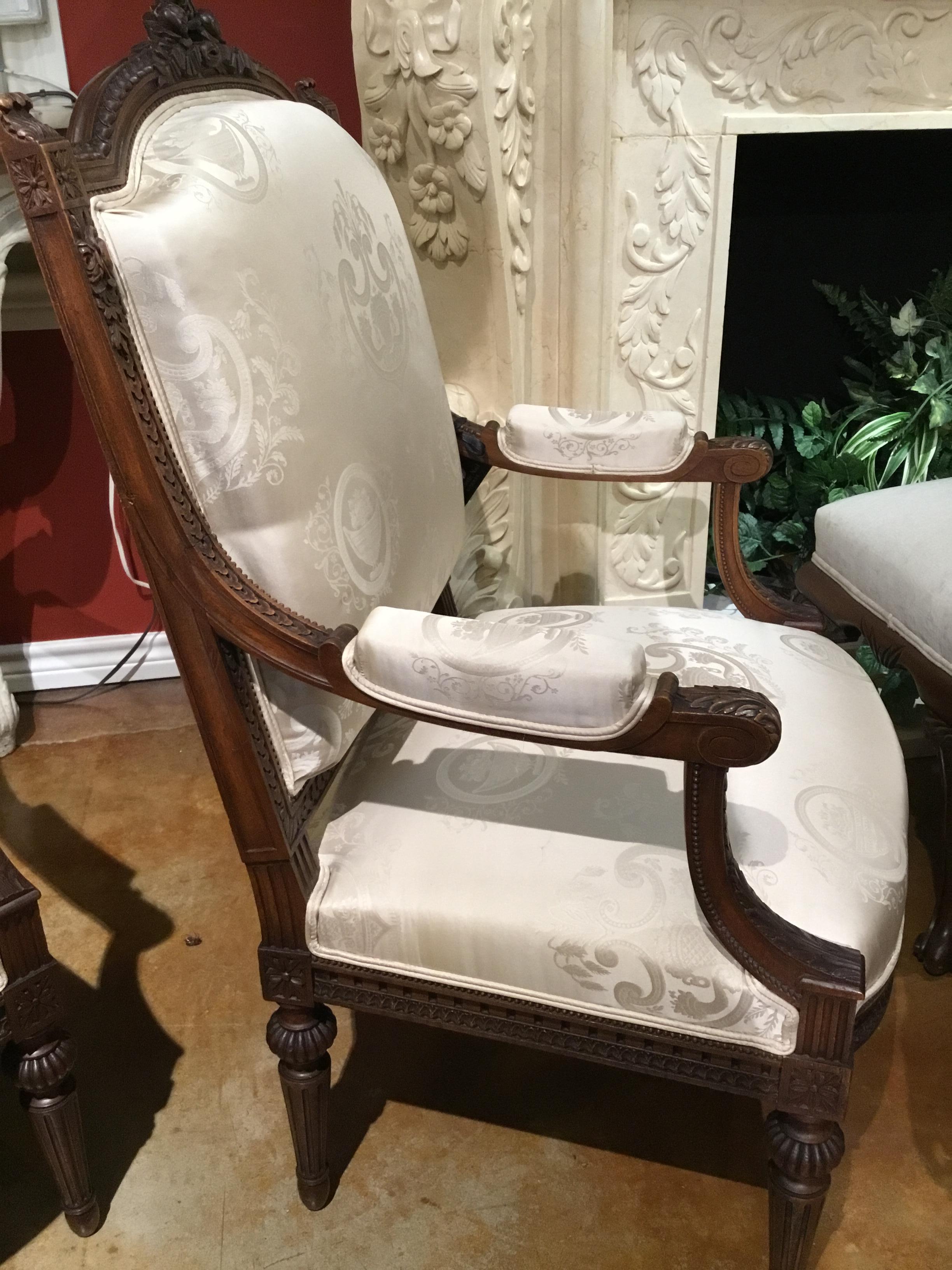 Noyer Suite de salon de style Louis XVI 19ème siècle Canapé Paire de chaises:: et 2 chevets en vente