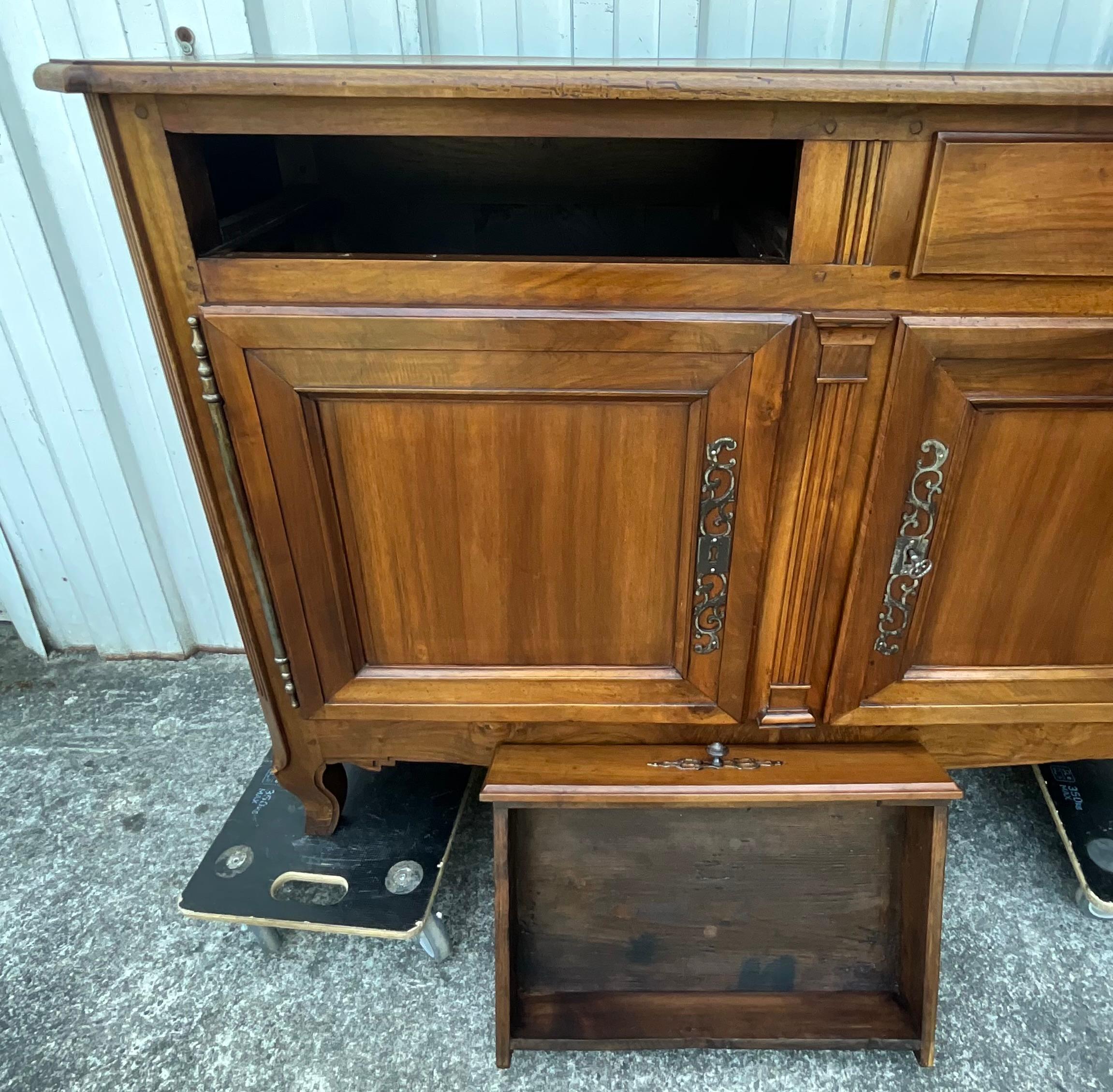 Louis XVI Style Low Sideboard In Solid Walnut, 19th Century in vendita 8