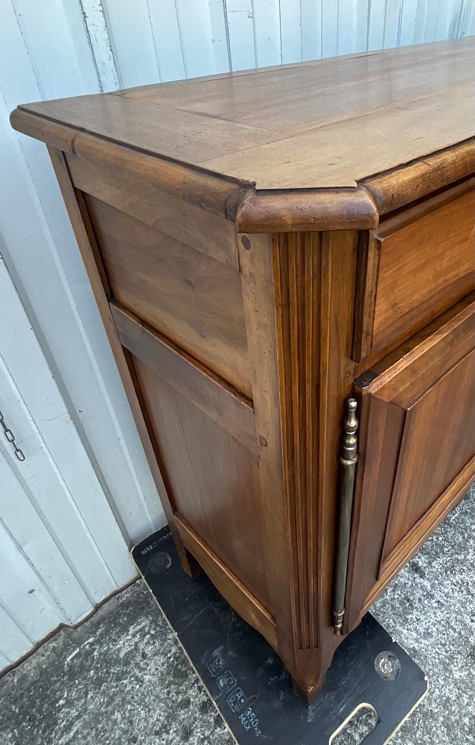 An authentic testament to a deeply rooted artisanal tradition from the Loire Valley region, this low walnut sideboard embodies the understated elegance of the Louis XVI Transition style. Crafted in the Pays de la Loire at the end of the 19th