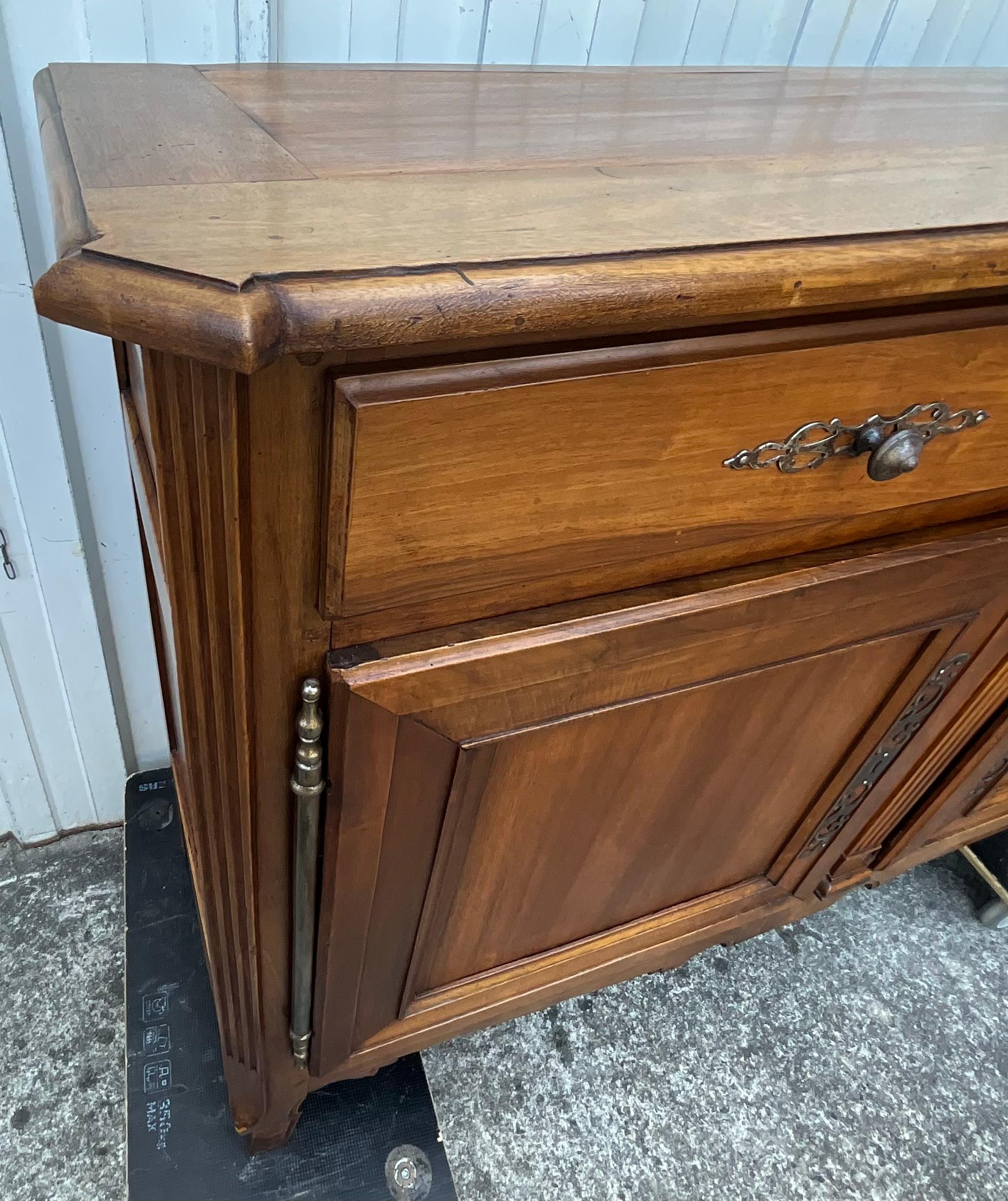Luigi XVI Louis XVI Style Low Sideboard In Solid Walnut, 19th Century in vendita