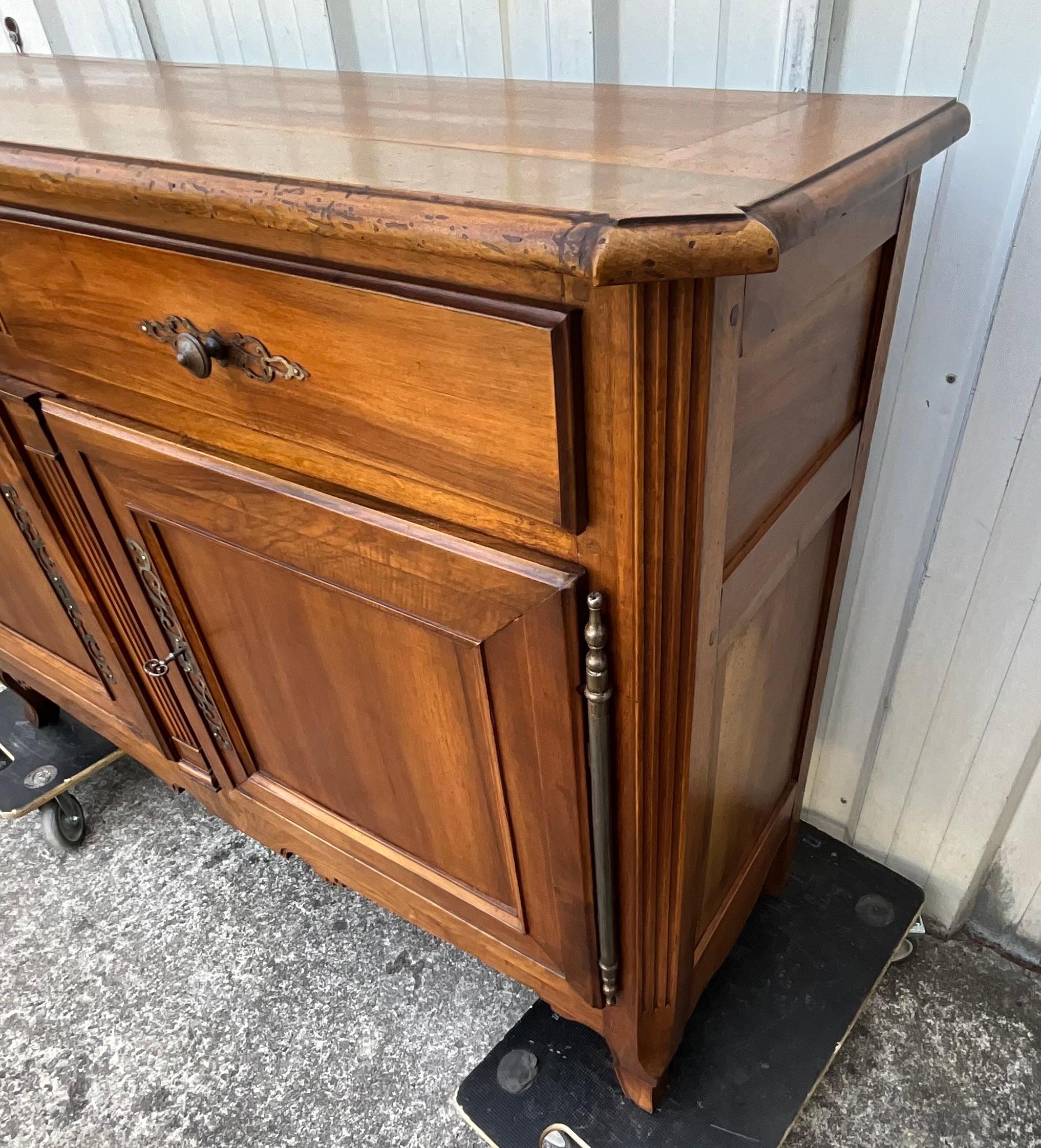 Louis XVI Style Low Sideboard In Solid Walnut, 19th Century In condizioni buone in vendita a SAINT-CLÉMENT-DE-LA-PLACE, FR