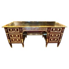 Bureau plat de style Louis XVI en acajou et bronze doré