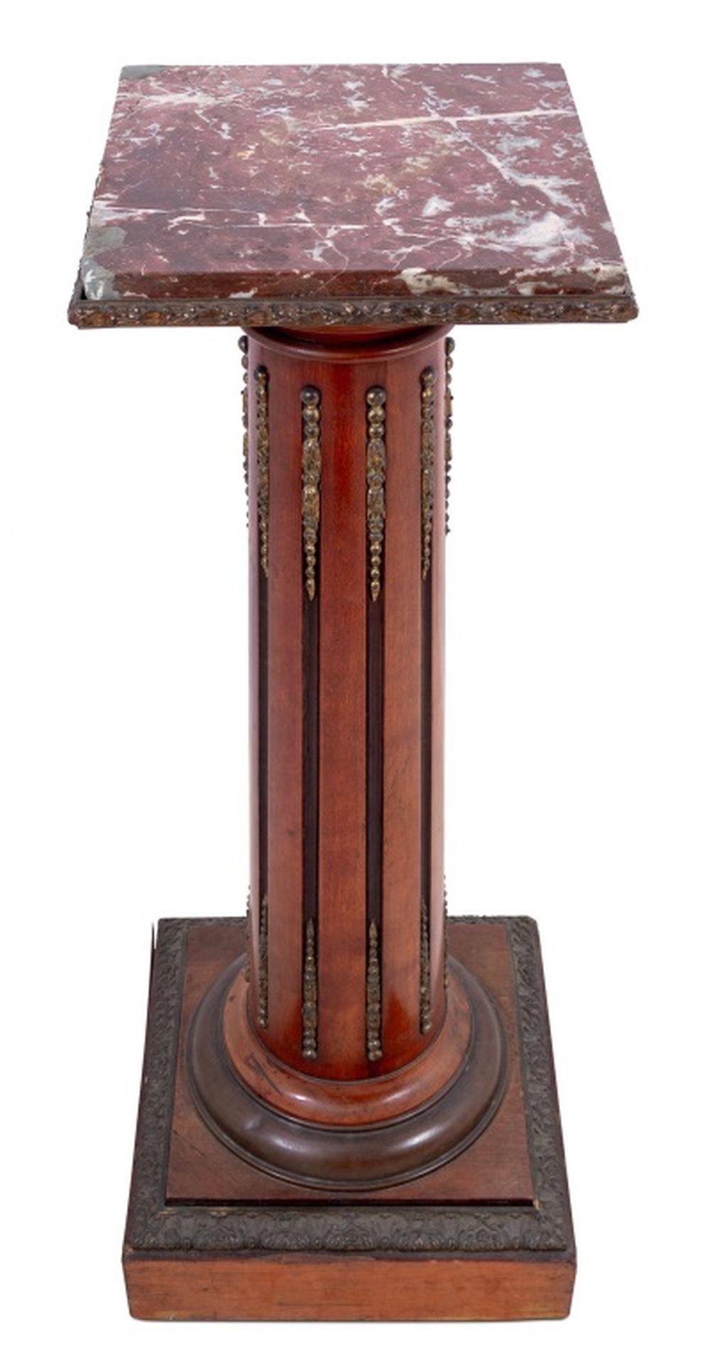 Doré Piédestal en acajou et marbre de style Louis XVI en vente