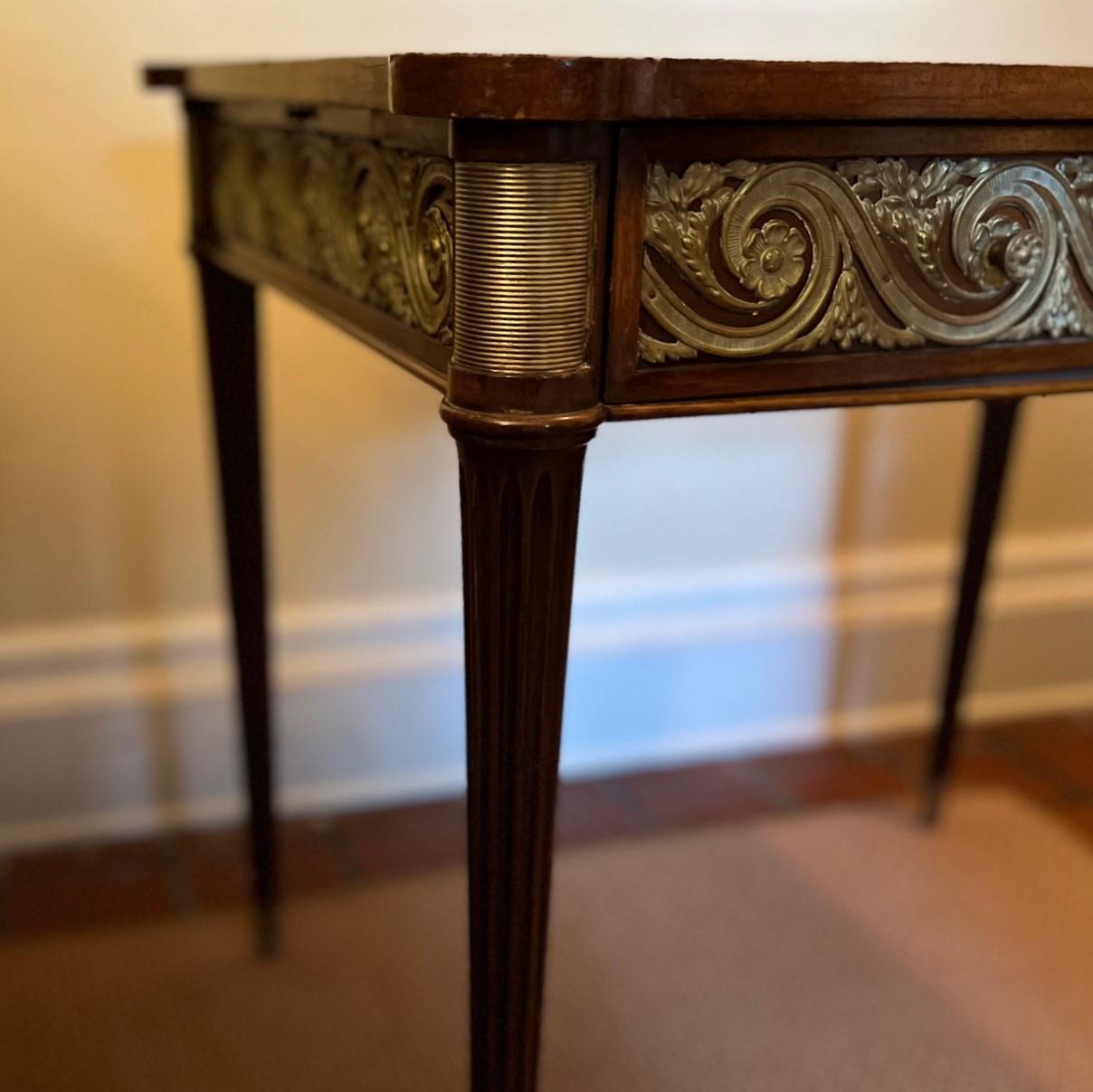 Table d'appoint de style Louis XVI en acajou et bois de satin avec ornementation en bronze en vente 5