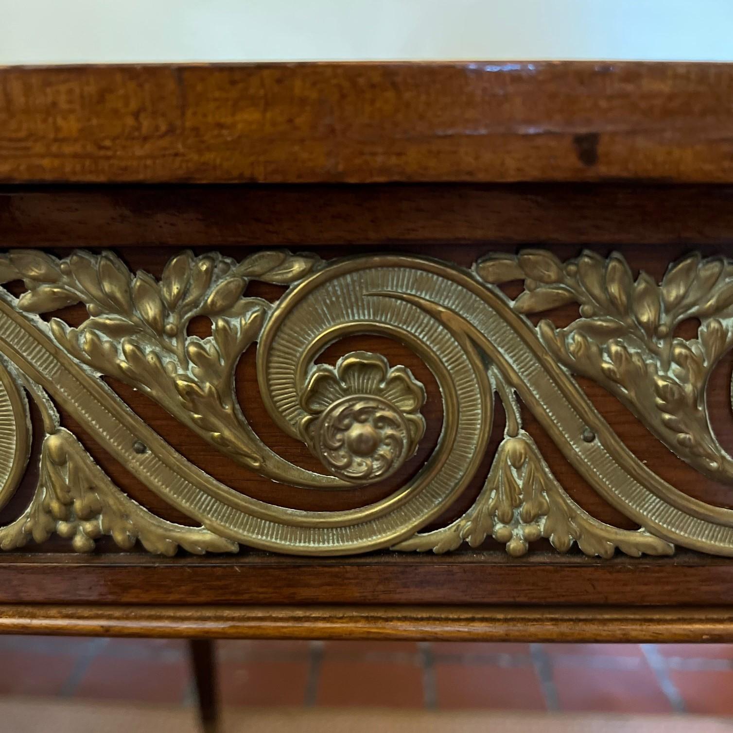 Beistelltisch aus Mahagoni und Satinholz im Louis XVI-Stil mit Bronze-Ornamenten im Angebot 7