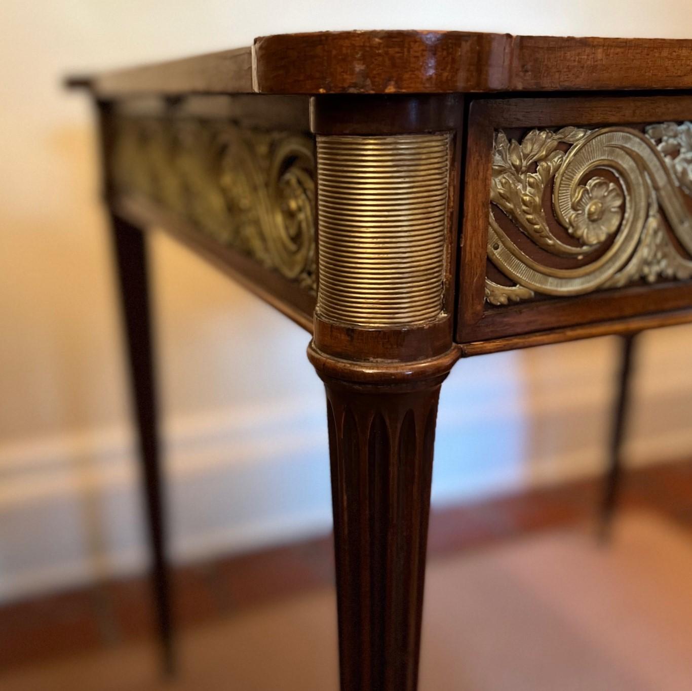 Table d'appoint de style Louis XVI en acajou et bois de satin avec ornementation en bronze en vente 8