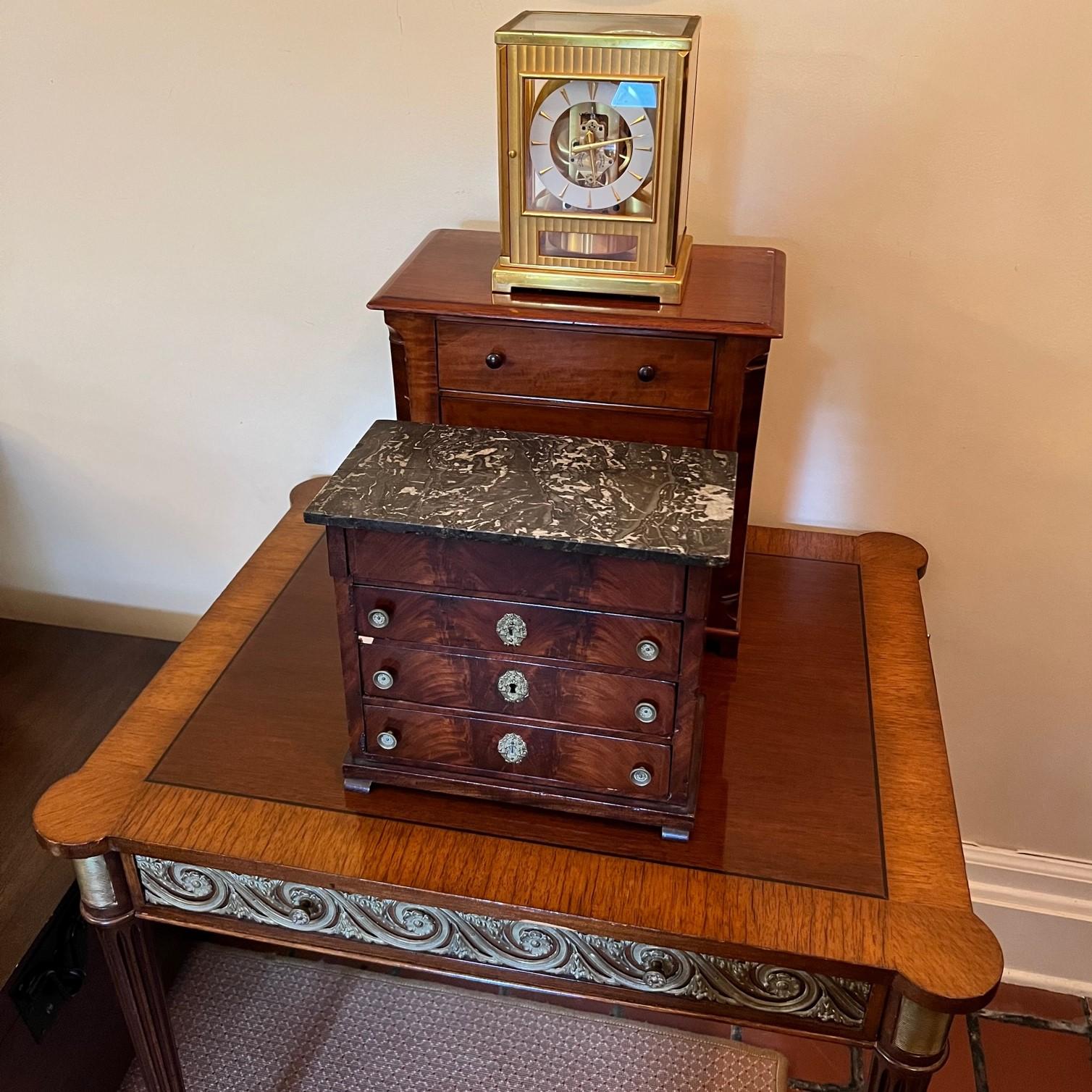 Table d'appoint de style Louis XVI en acajou et bois de satin avec ornementation en bronze en vente 9