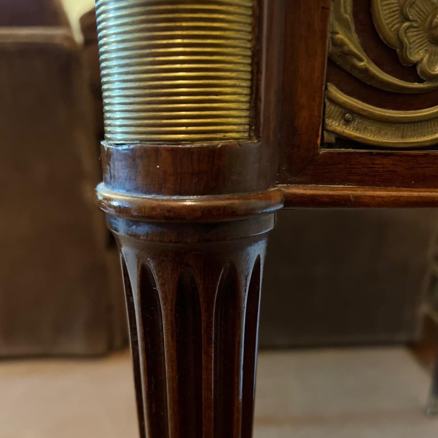 Table d'appoint de style Louis XVI en acajou et bois de satin avec ornementation en bronze en vente 2