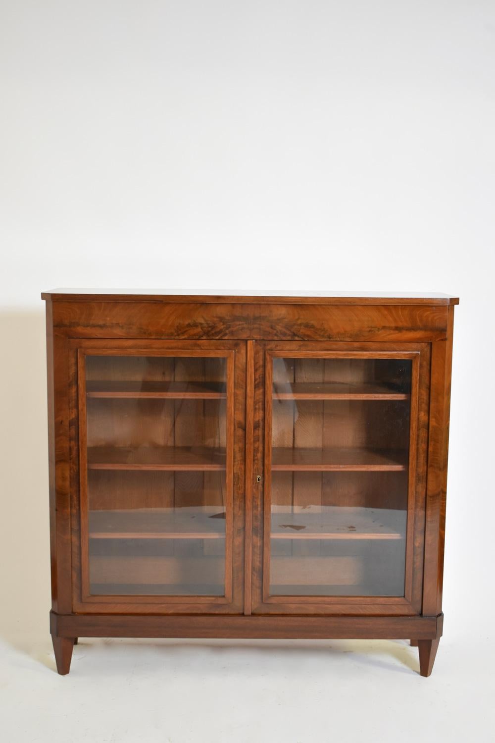 Placage Bibliothèque de style Louis XVI en acajou, années 1940 en vente