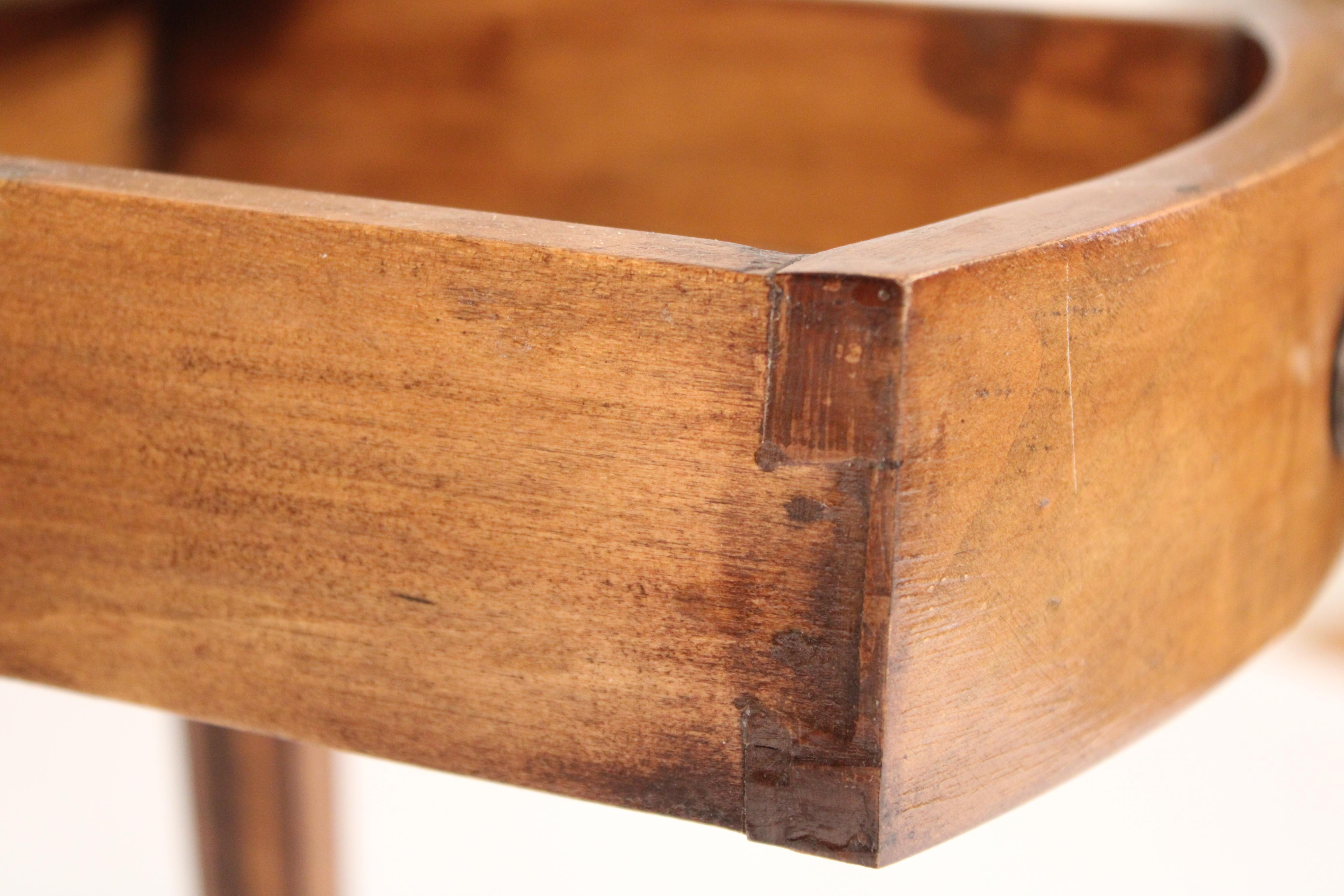 Table bouillotte en acajou de style Louis XVI 8