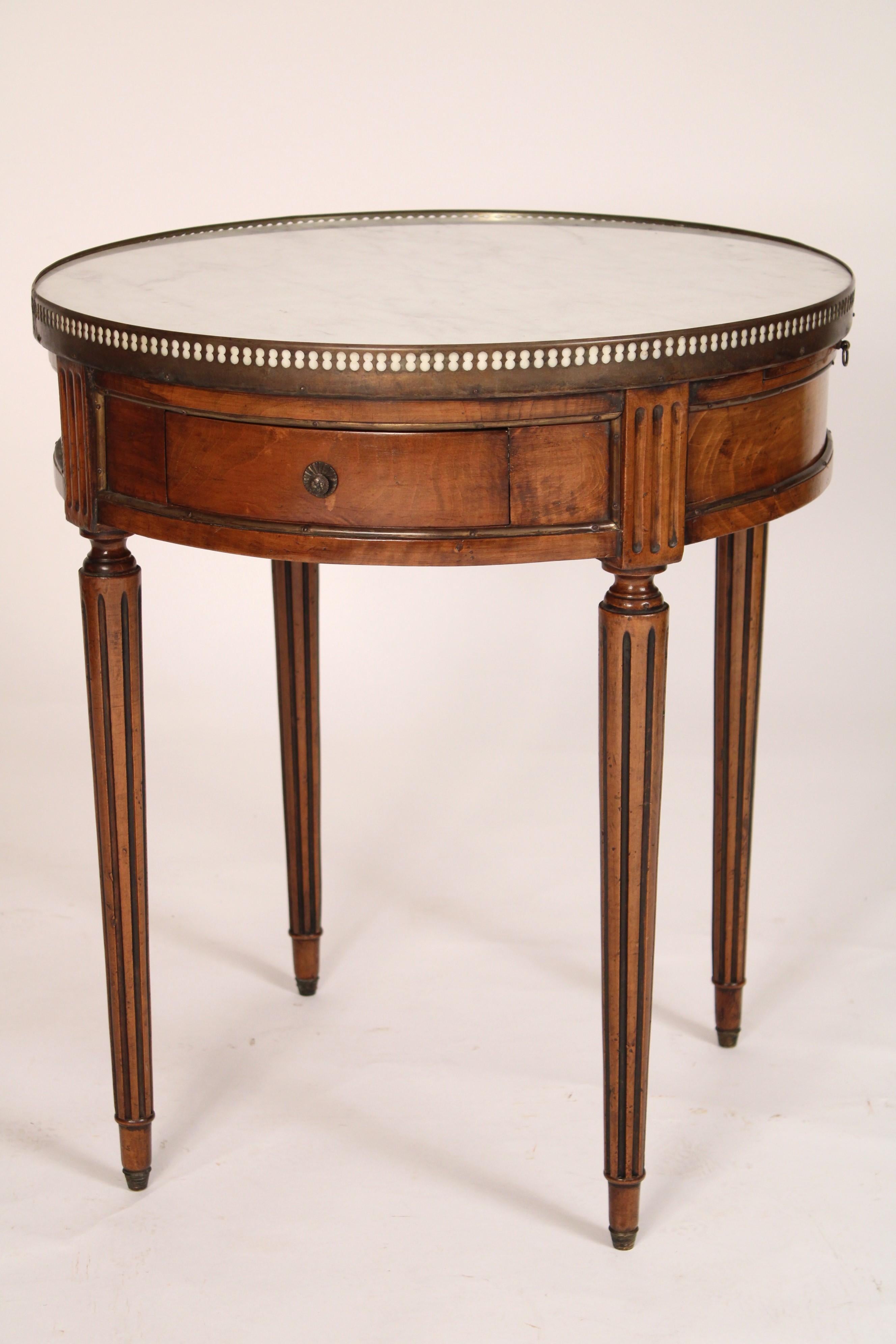 Table bouillotte en acajou de style Louis XVI Bon état à Laguna Beach, CA