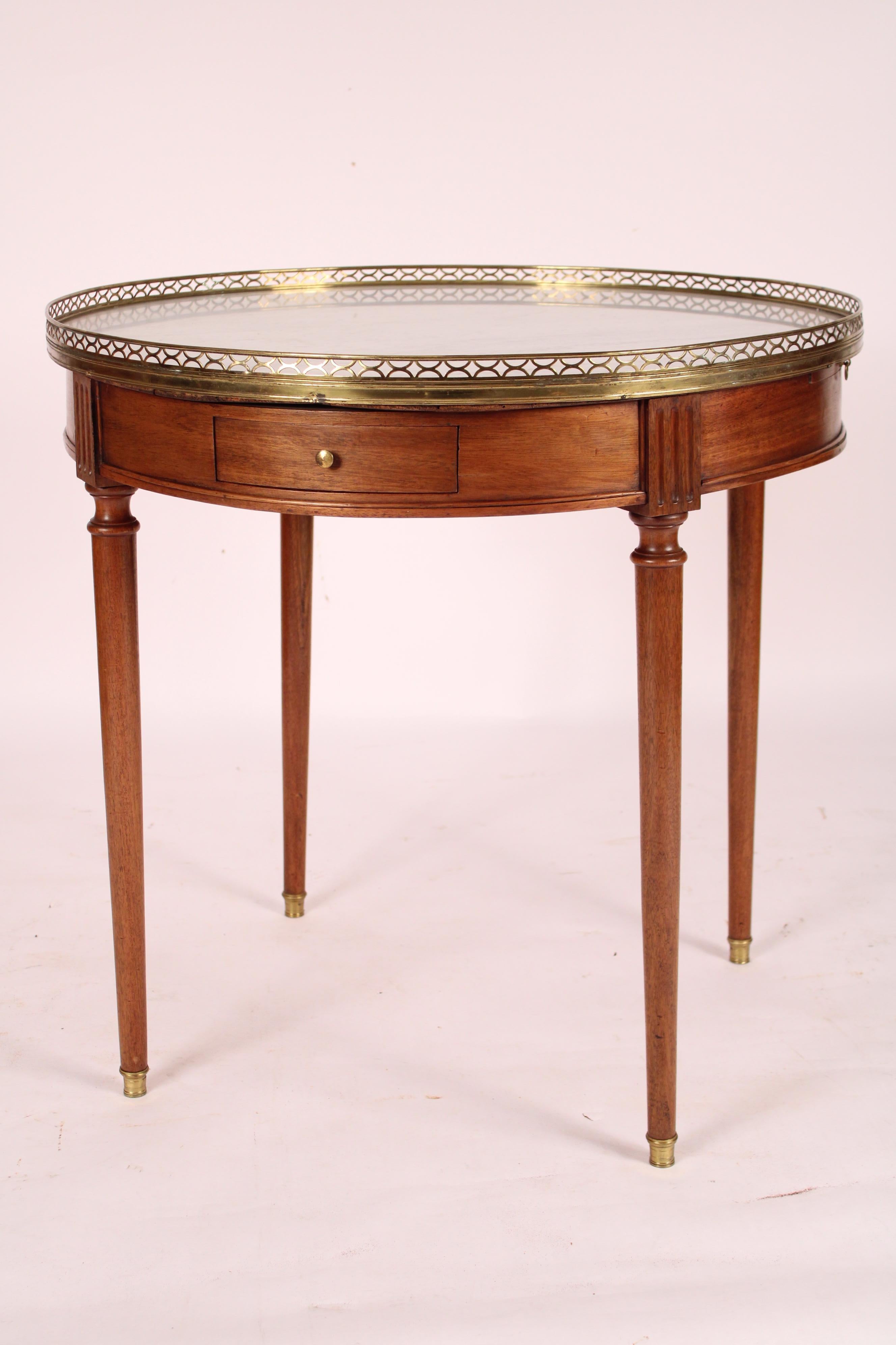 Français Table bouillotte en acajou de style Louis XVI en vente