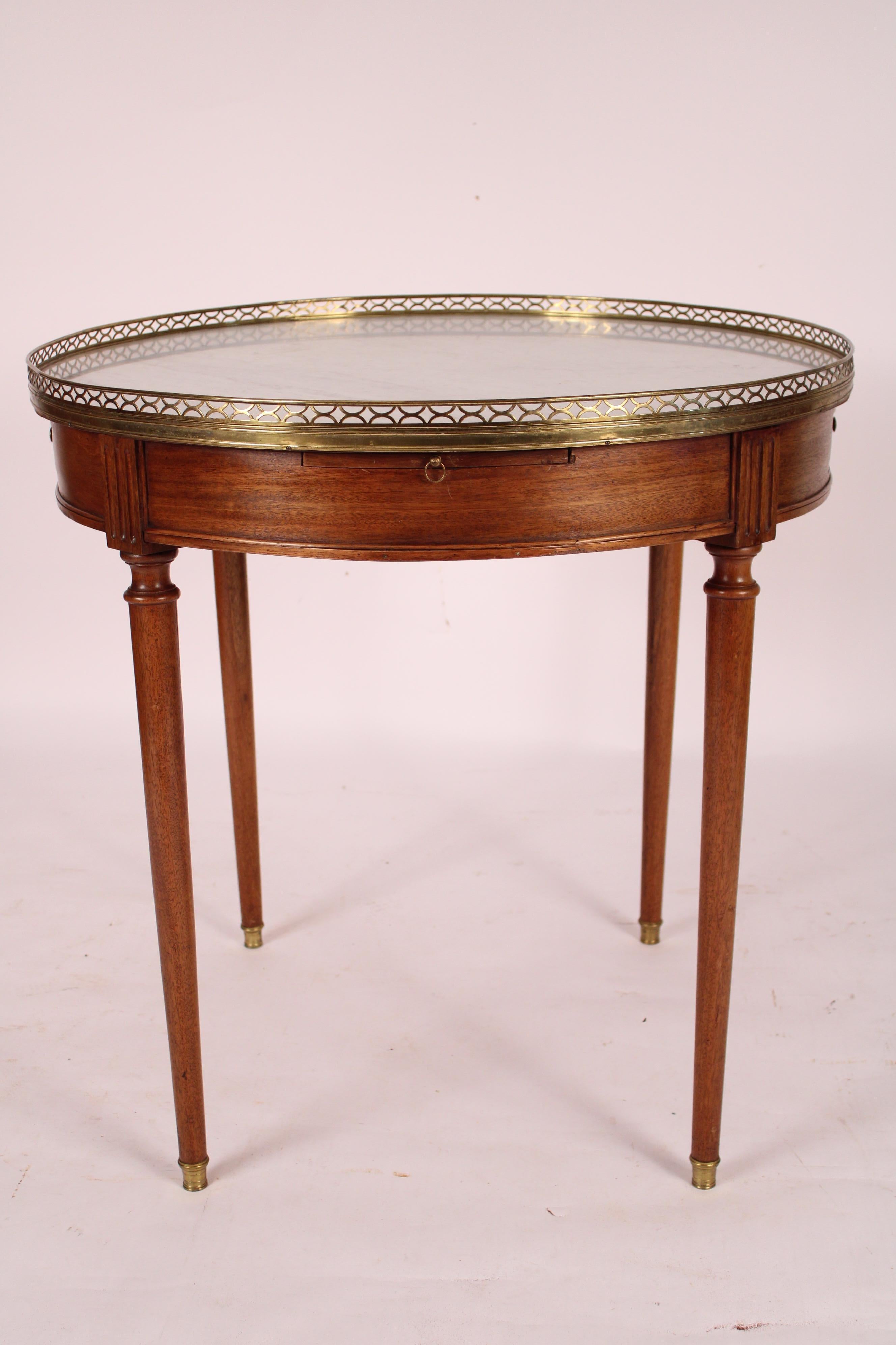 Table bouillotte en acajou de style Louis XVI Bon état - En vente à Laguna Beach, CA