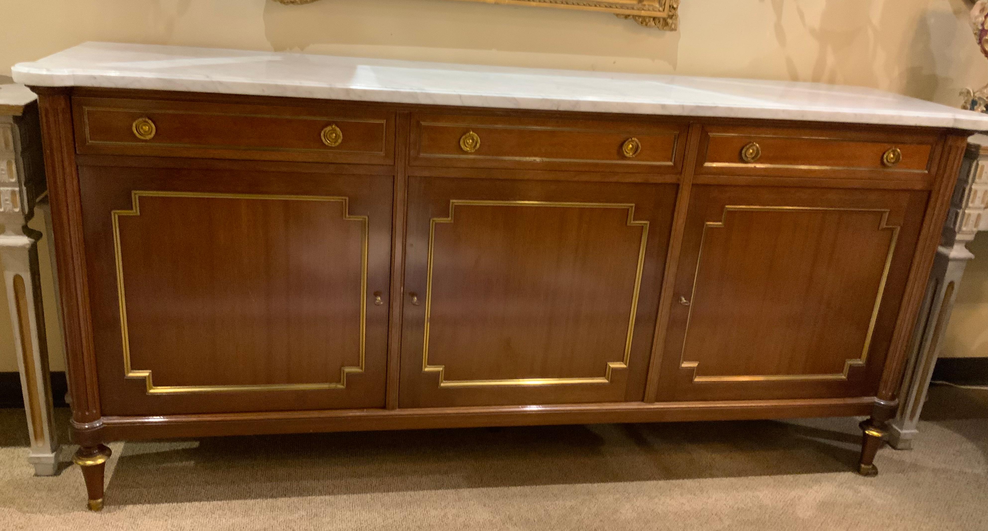 The mahogany in this piece is of the best quality and the
Workmanship in this cabinet is exceptional. All the drawers
Slide easily and the doors open and close smoothly. The
Drawers have good dove tail construction. The style is
Classic in the
