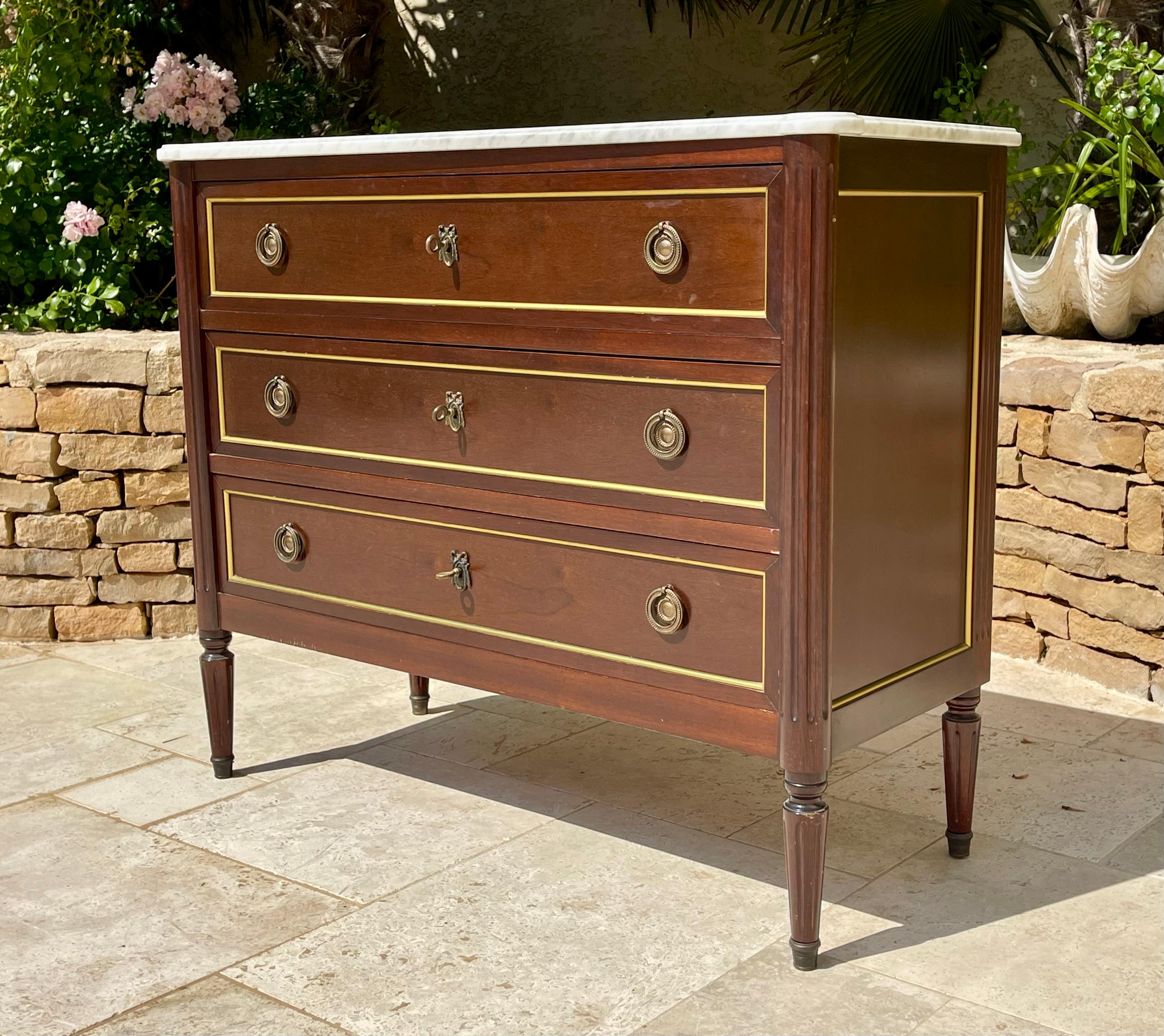 Louis XVI Style Mahogany Chest Of Drawers In Good Condition For Sale In Beaune, FR