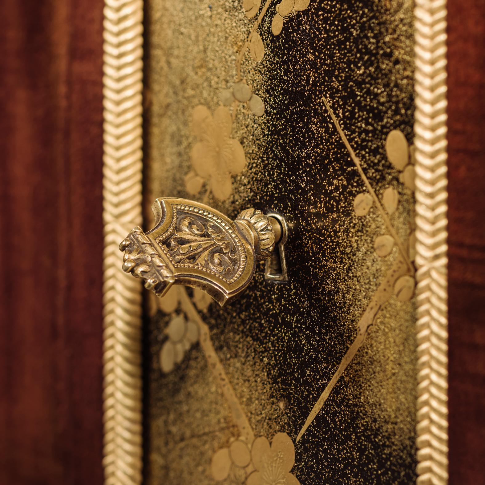 Kommode im Louis-XVI-Stil À Vantaux von Alfred-Emmanuel-Louis Beurdeley, 1898 (Vergoldet) im Angebot
