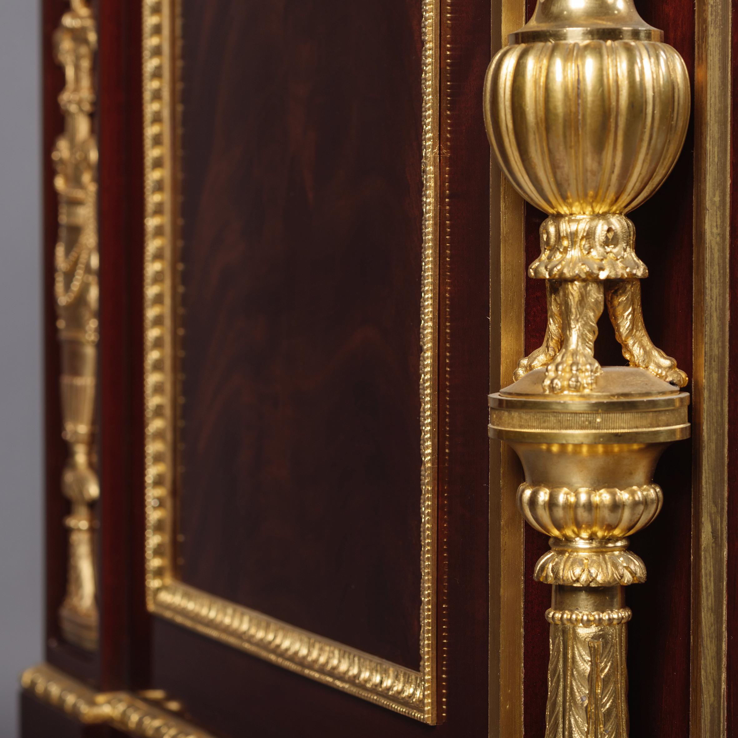 Mahagoni-Kommode im Stil Ludwigs XVI., Henry Dasson zugeschrieben (Goldbronze) im Angebot