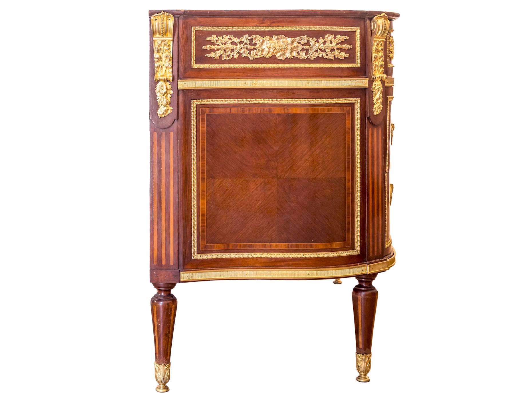 Louis XVI style commode in rectangular shape, slightly bulged with curved flanks in veneered mahogany and boxwood, standing on four tapered legs.
Opening with a thin drawer in the apron and two other drawers without stretcher in facade, flanked by