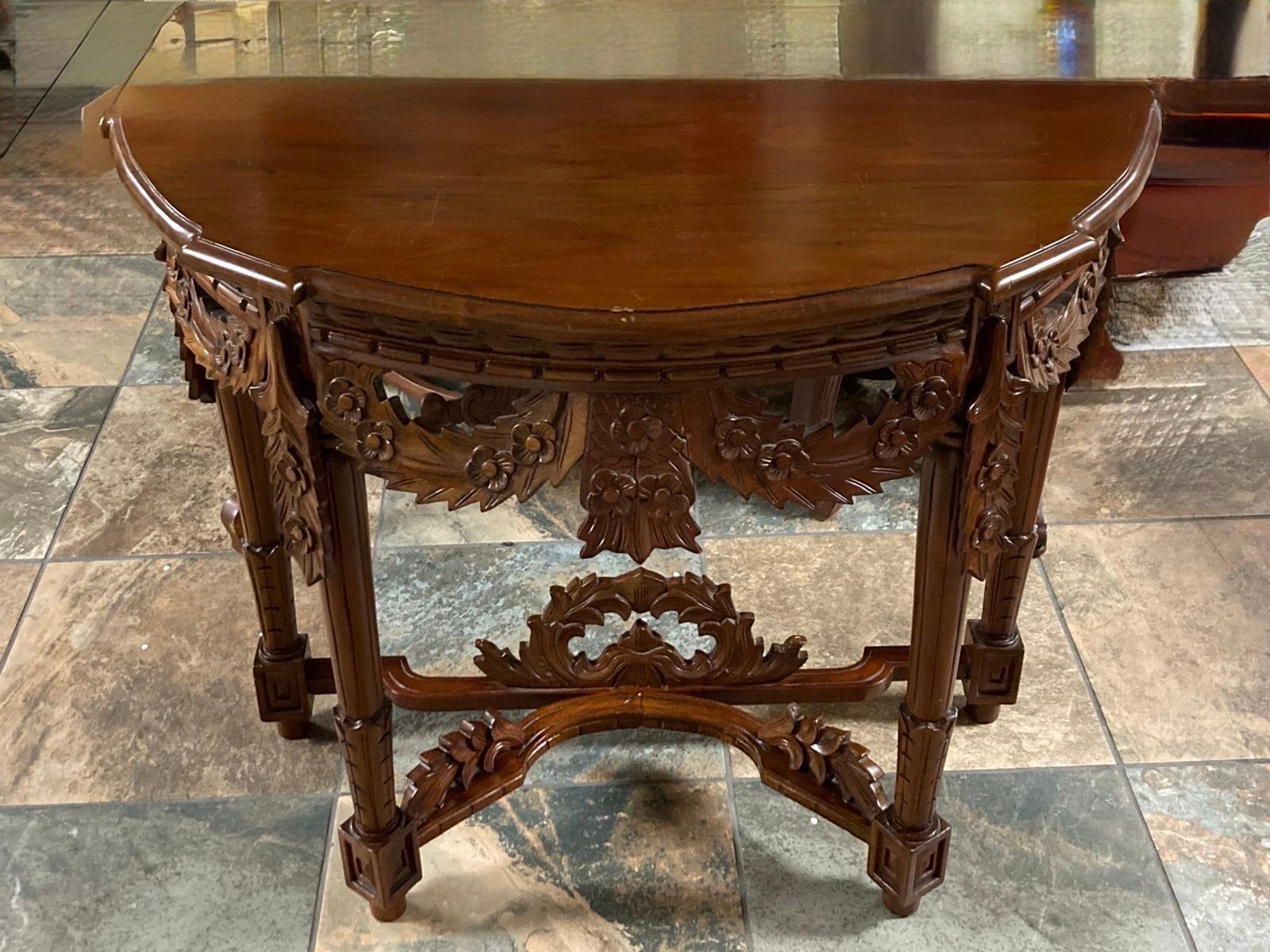 Louis XVI Style Mahagoni Konsolentisch, Anfang des 20. Jahrhunderts, die geformte D-förmigen oben über floralen Swags auf kannelierten verjüngten Beinen, durch gerollte Bahren verbunden, und Tupie Füße. 31,5 H x 39