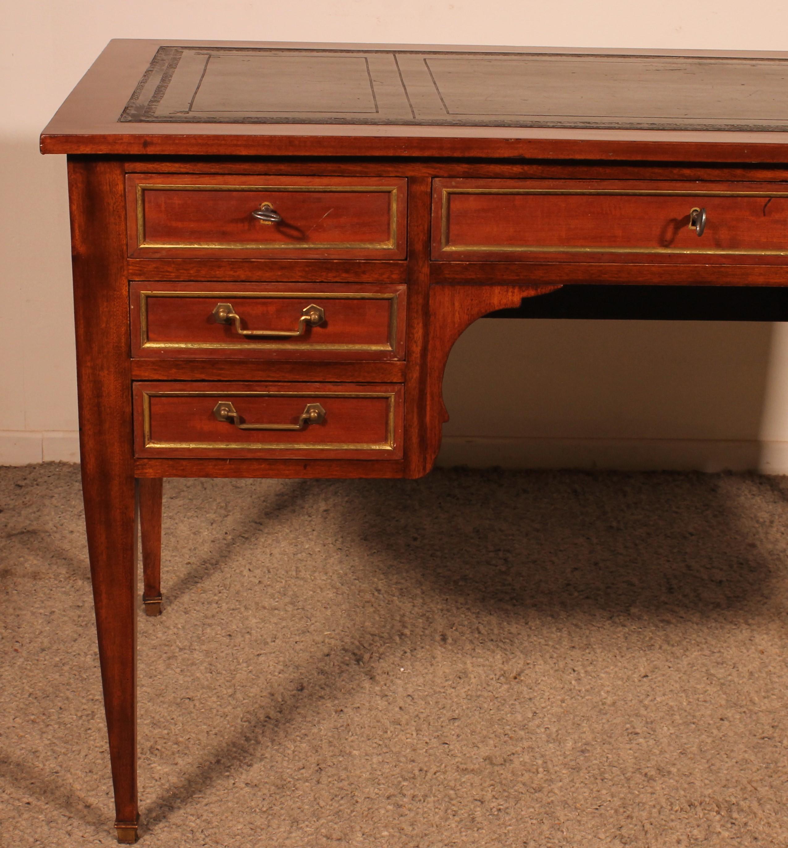 Eleganter Schreibtisch aus dem Anfang des 20. Jahrhunderts im Stil Louis XVI aus Mahagoni.
Er hat 7 Schubladen auf der Vorderseite und ist an seinen 4 Seiten mit vergoldeten Messingstäben verziert. Auch die Schubladen sind mit vergoldeten