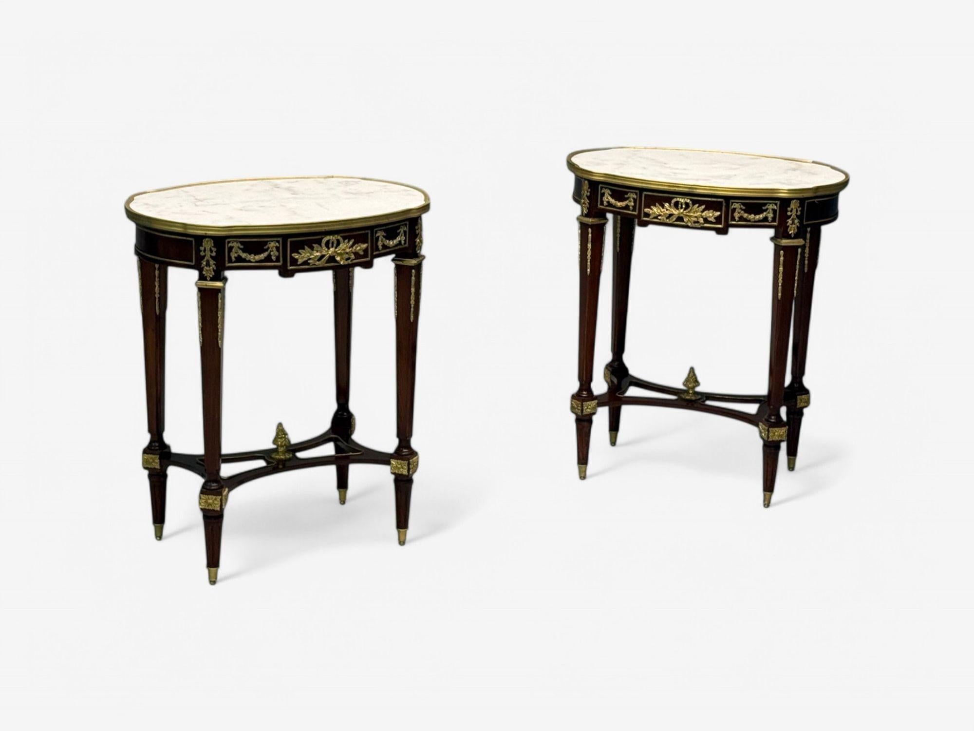 Tables d'appoint ou de chevet en acajou, bronze doré et marbre, style Louis XVI, Europe, années 1970

Tables d'appoint ou lampes de style Louis XVI à structure en bronze doré, plateau en marbre de Carrare blanc veiné de gris. Elle repose sur des