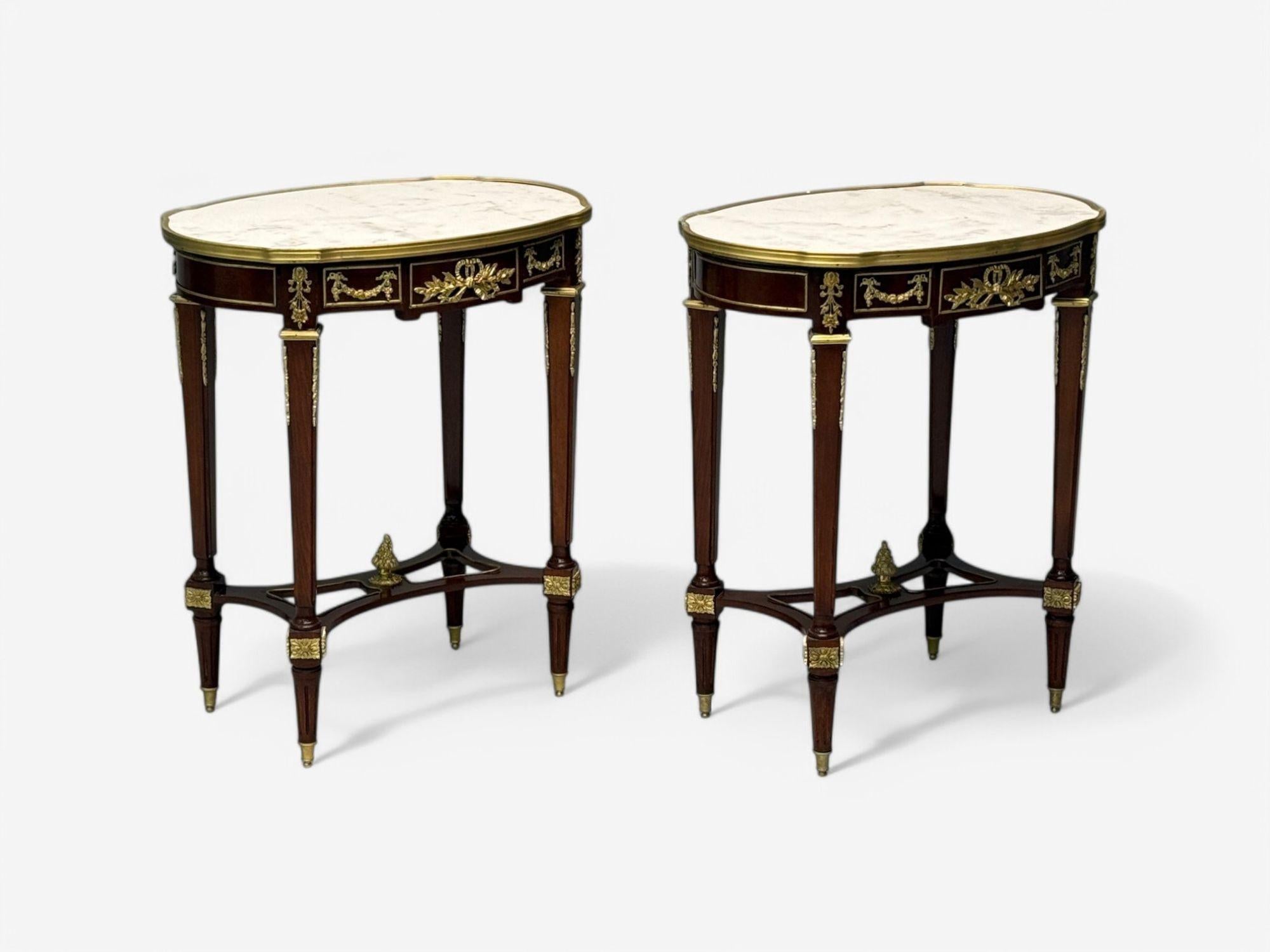 20ième siècle Tables d'appoint de style Louis XVI, acajou, bronze doré, marbre, Europe, 1970 en vente