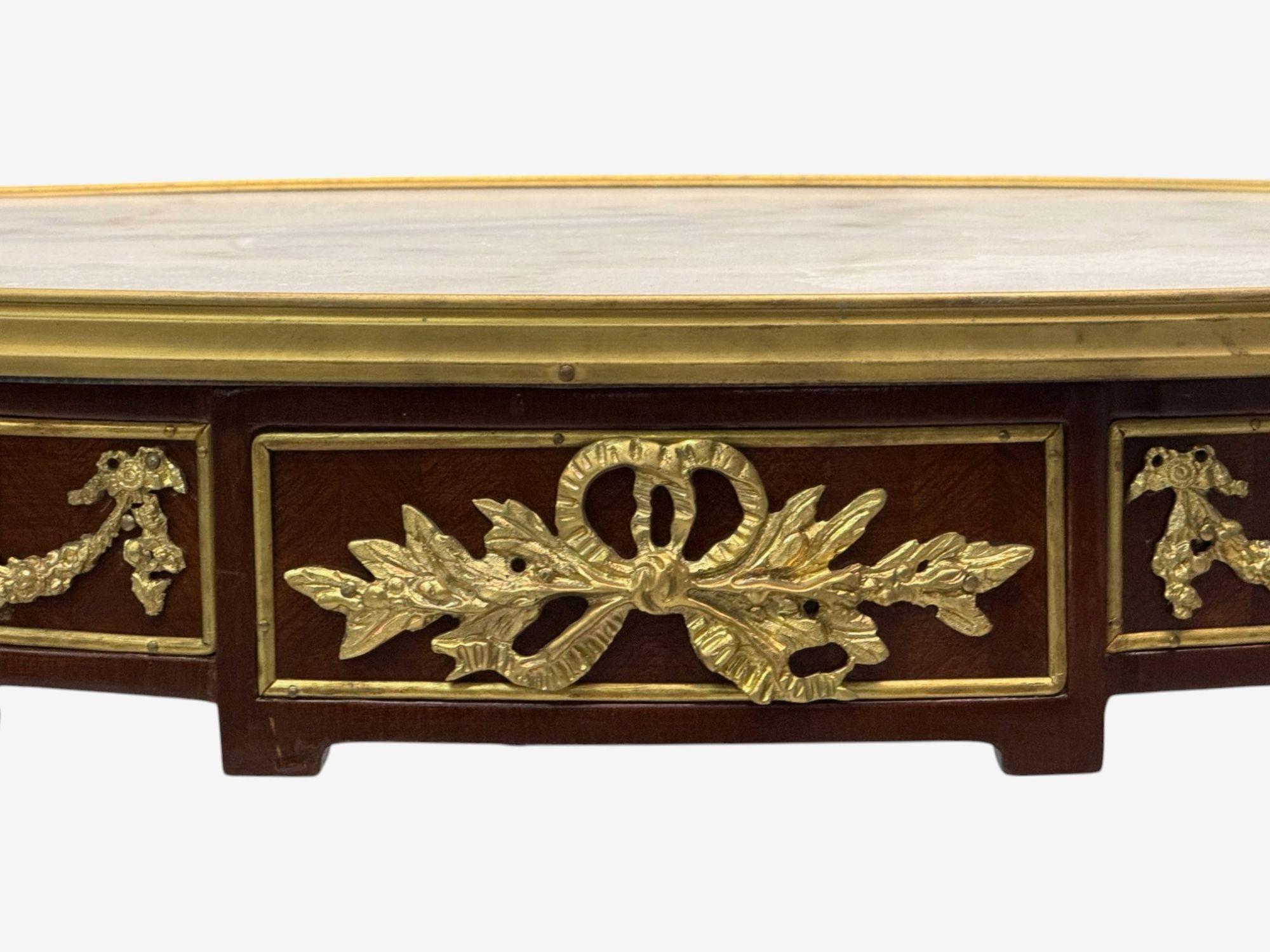 Tables d'appoint de style Louis XVI, acajou, bronze doré, marbre, Europe, 1970 en vente 4