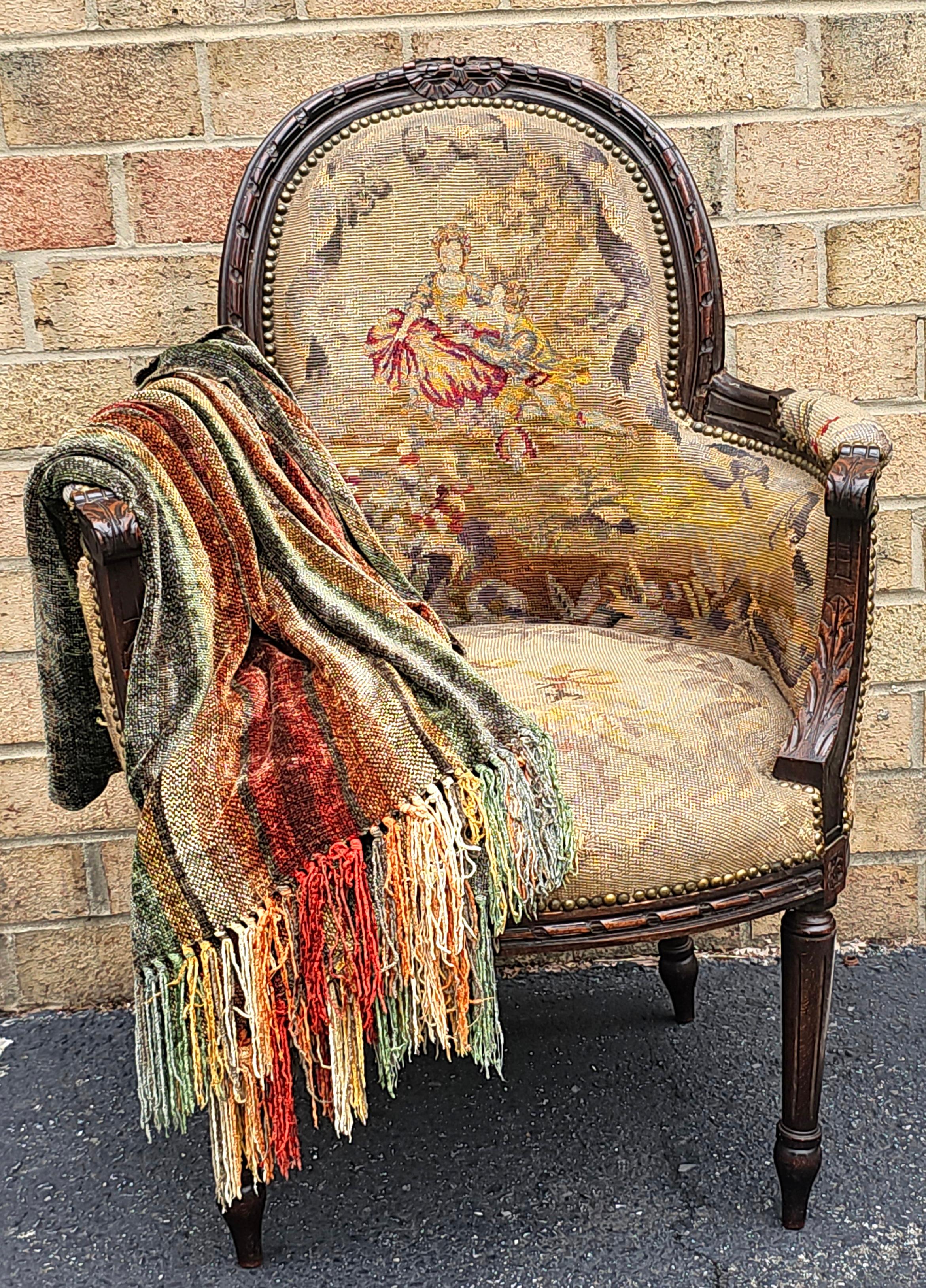 
Ein Bergere-Stuhl mit Fassrücken im Louis-XVI-Stil des 19. Jahrhunderts mit flämischem Bezug
Nadelspitze  Polsterung, mit geformten Rücken, ovale Form mit doppelt geschnitzten Band am Apexer, Nadelspitze gepolstert Manchetten, Akanthus Blatt