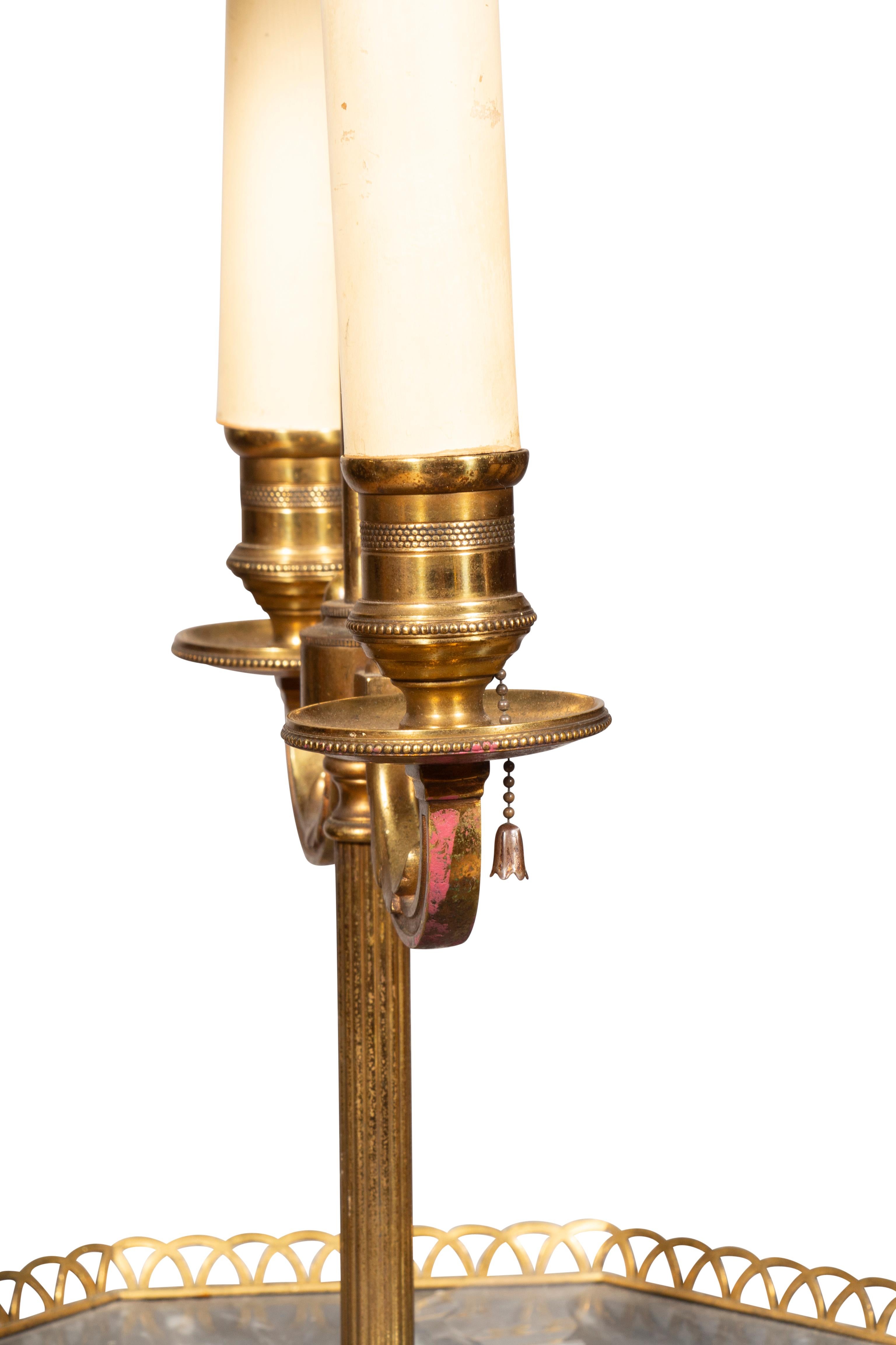 Louis XVI Stil Mahagoni Stehlampe im Angebot 3