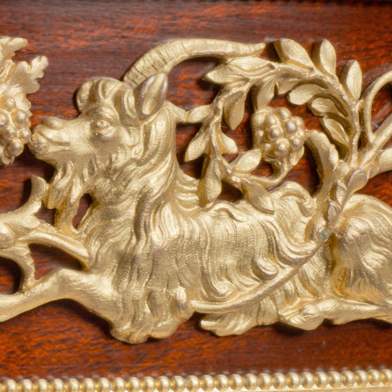 Mahagoni-Louis-XVI-Stil, vergoldet und bronziert, um 1890 (Französisch) im Angebot