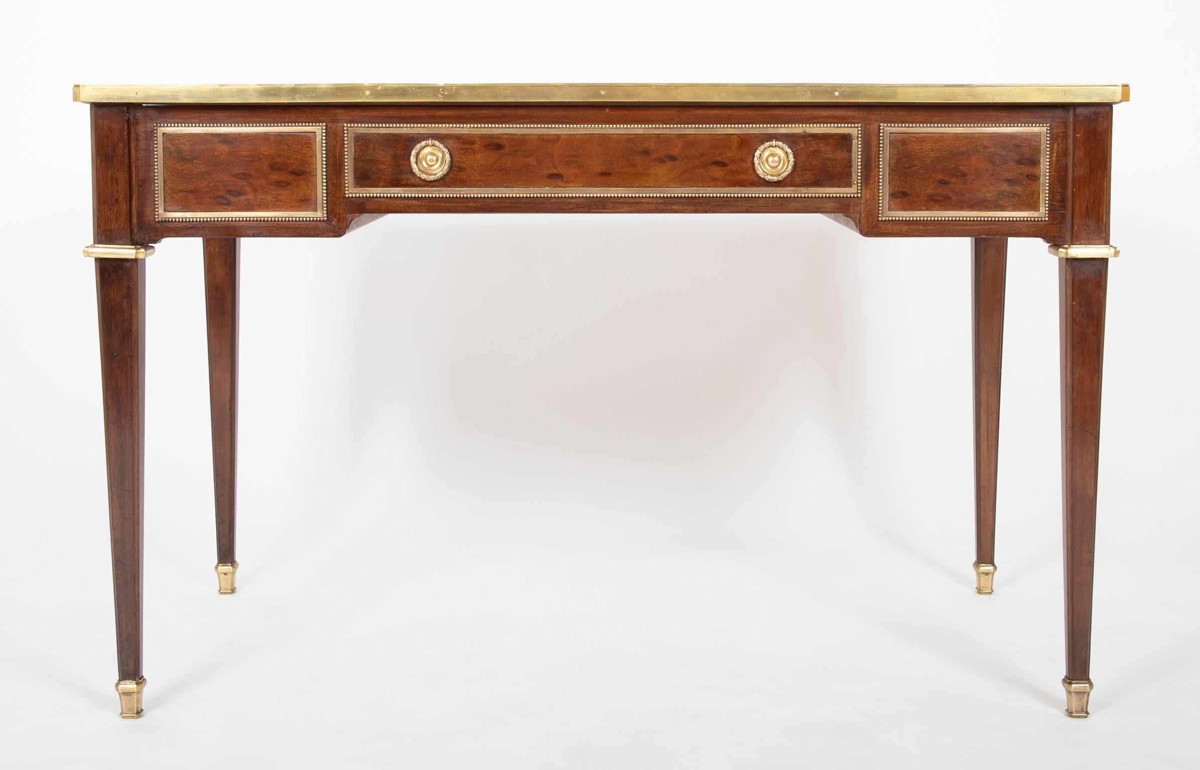 Bureau de style Louis XVI en acajou avec plateau en cuir en vente 1