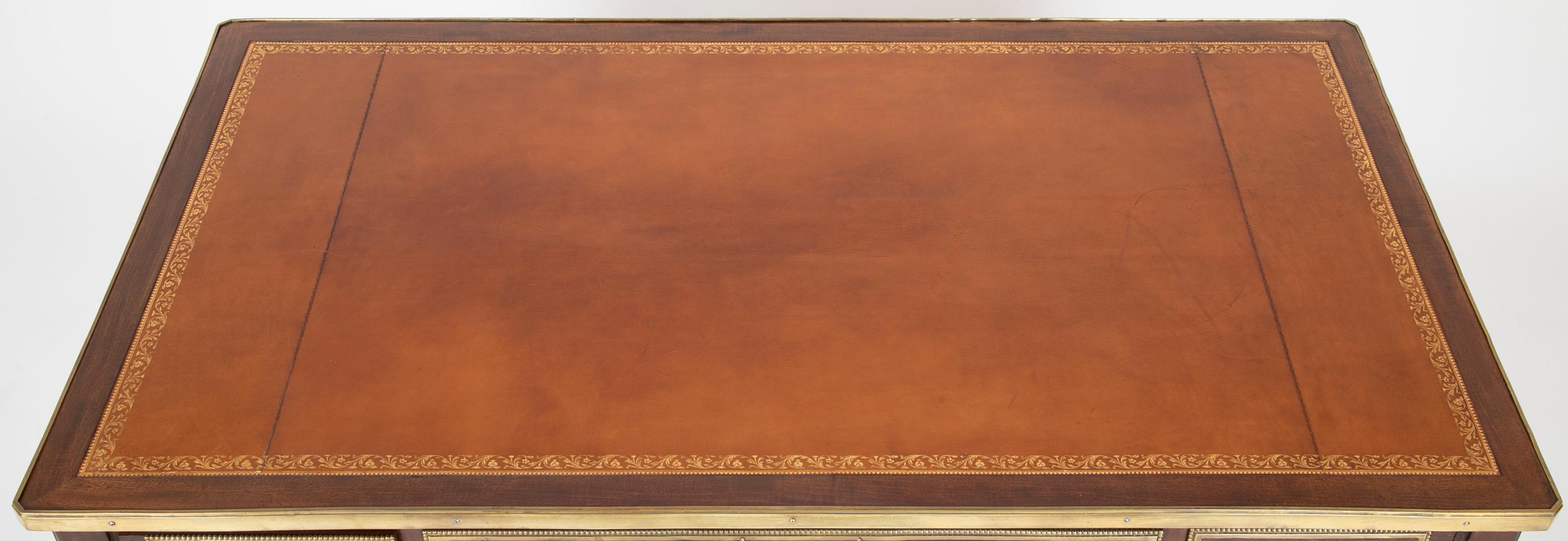 Bureau de style Louis XVI en acajou avec plateau en cuir Bon état - En vente à Stamford, CT